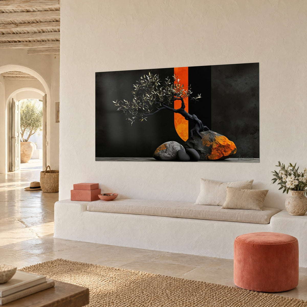 Cuadro de bonsái de olivo con tronco oscuro retorcido, follaje gris plateado y guijarros negros, pared encalada, banco blanco en hornacina
