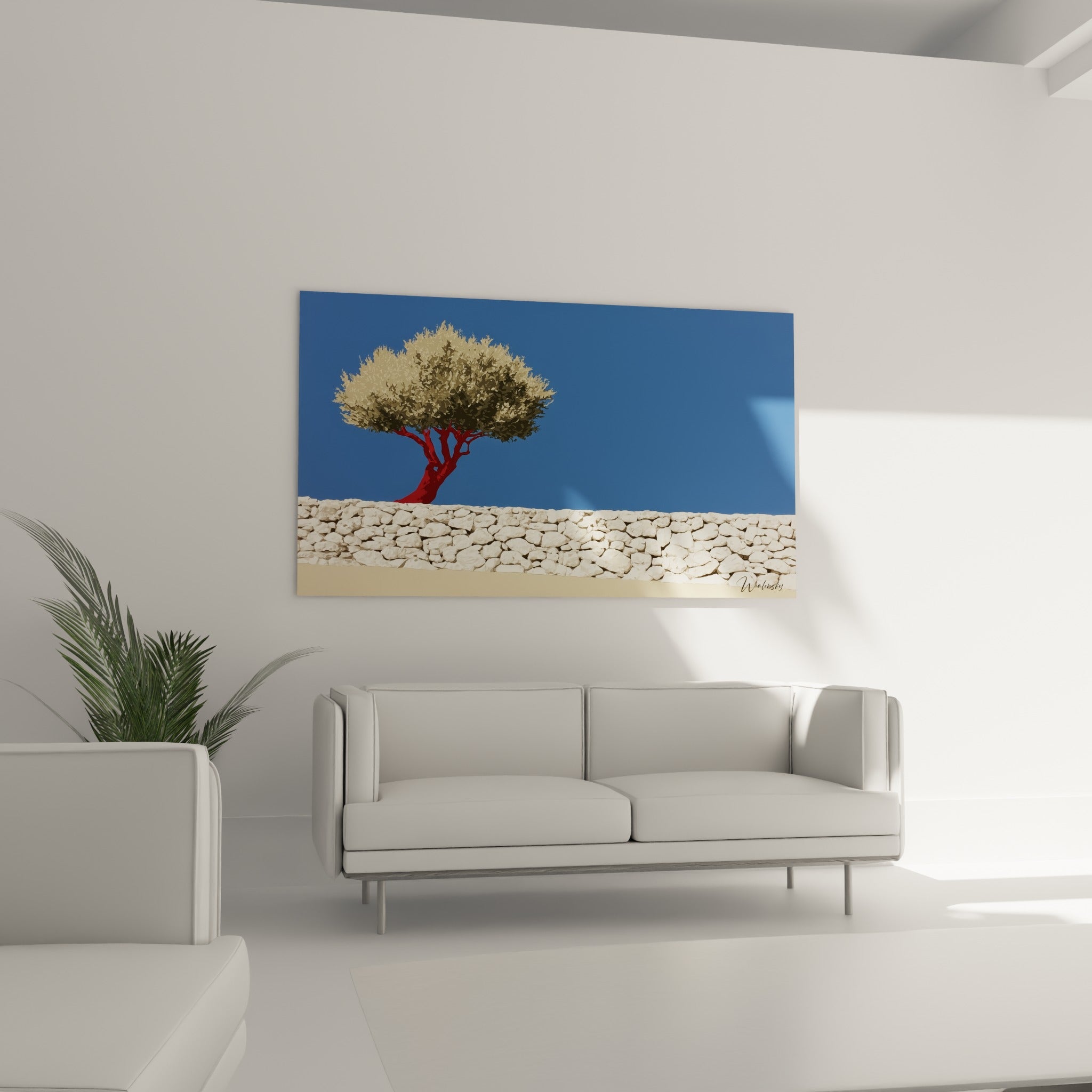 Composition graphique d'un olivier rouge et bleu marine au-dessus d'un canapé dans un salon lumineux