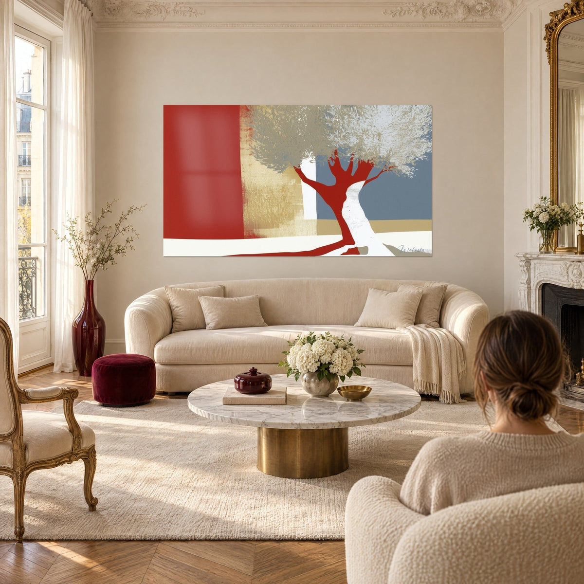 Cuadro olivo estilizado de tronco rojo intenso, follaje gris perla, planos azul pizarra, encima de un sofá en un salón luminoso