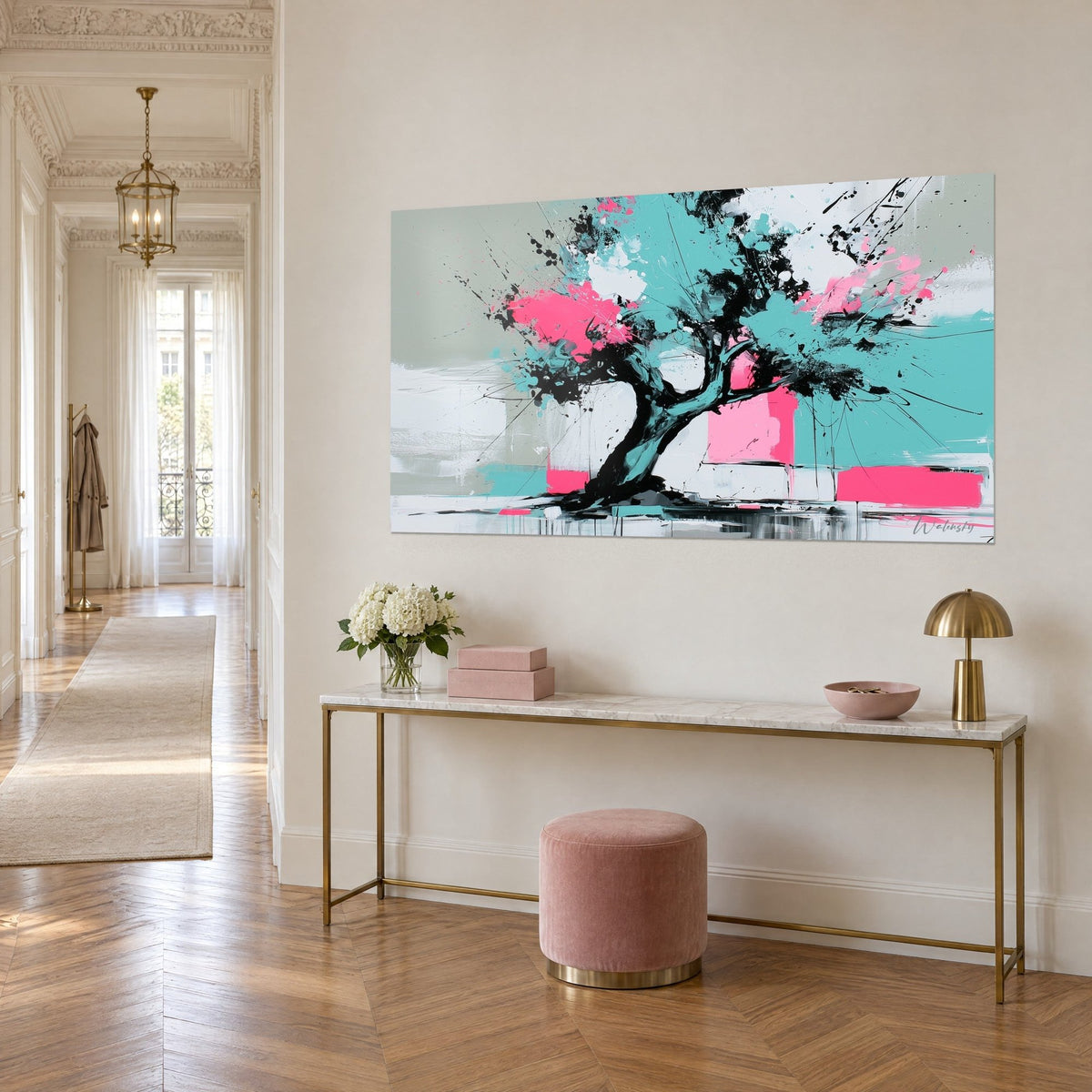 Schilderij boom met turquoise en fuchsia gebladerte, kronkelige zwarte stam en grijze druipsporen, op een vergulde console in een gang in Haussmann-stijl