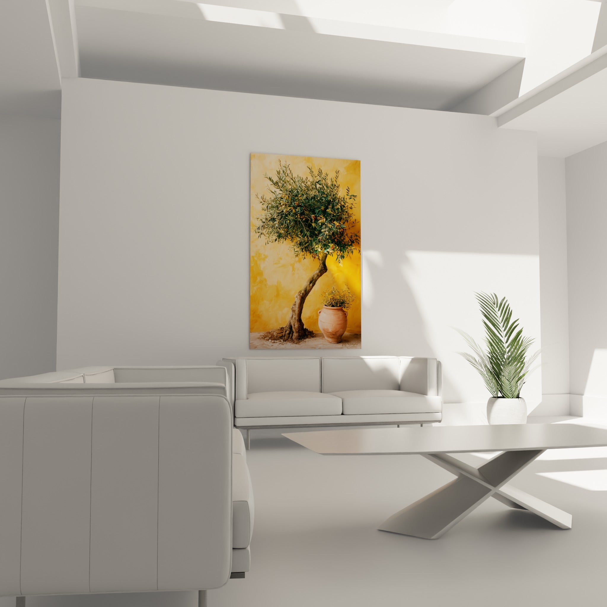 Tronc noueux brun et jarre terracotta de l'olivier au-dessus d'un canapé dans un salon lumineux
