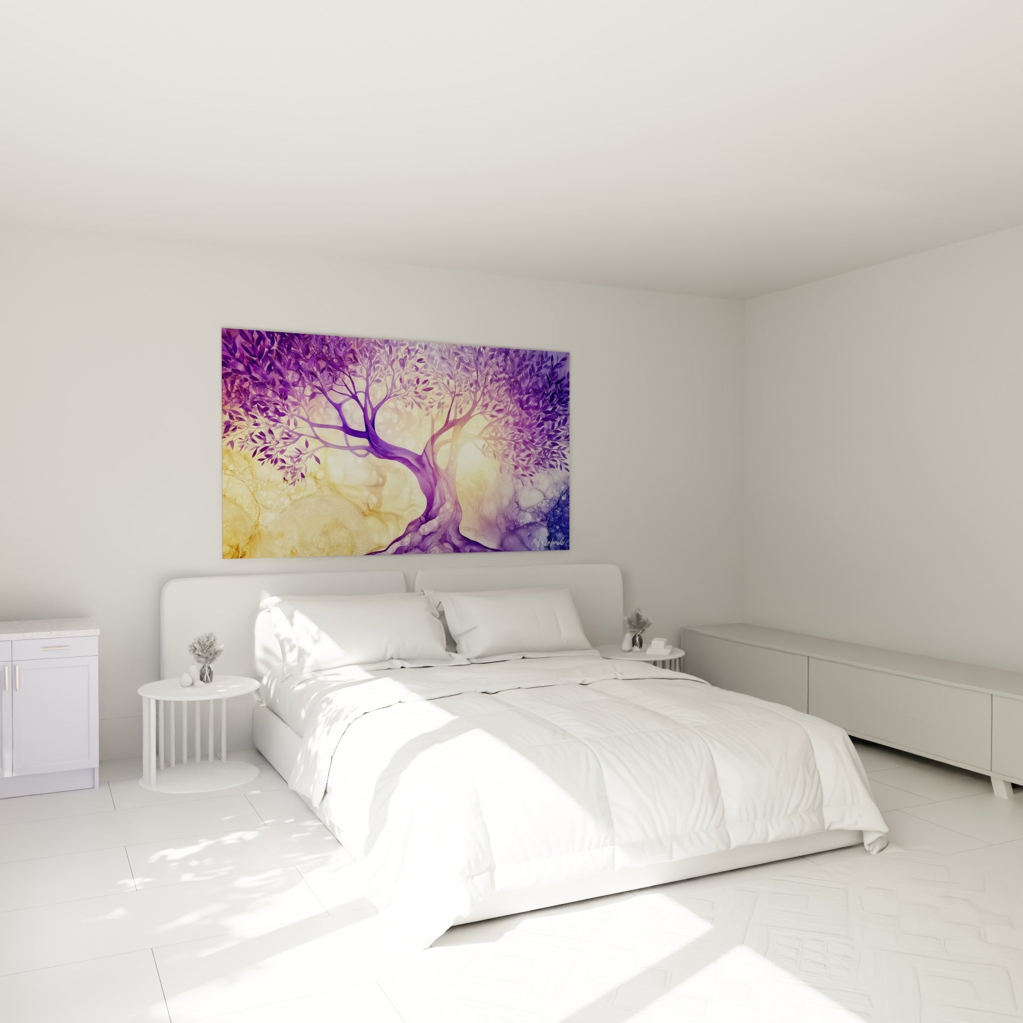 Arbre violet et doré aux mandalas discrets, accroché au-dessus d'un lit dans une chambre claire