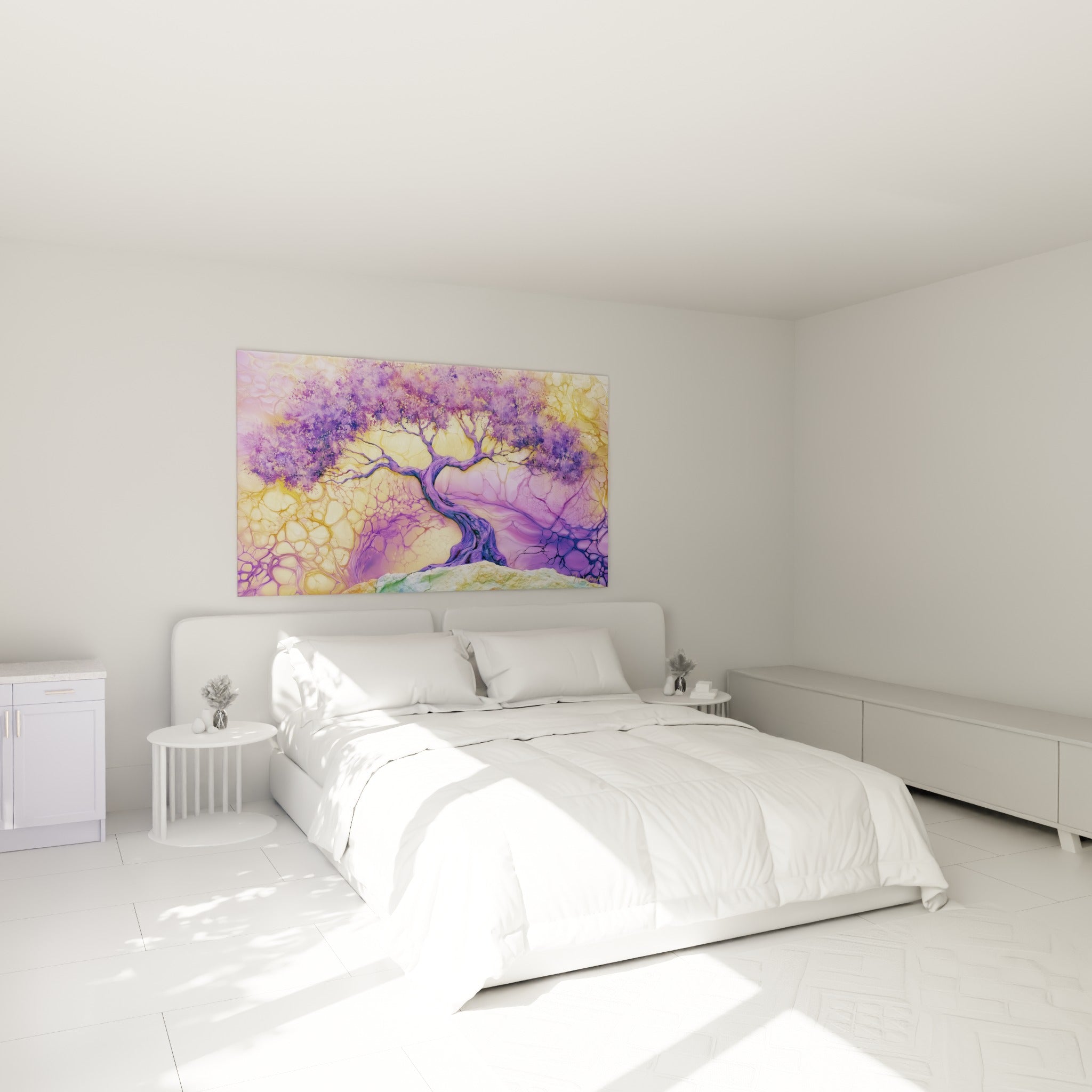Arbre violet et doré aux racines bleu marine sur rocher, au-dessus d'un lit dans une chambre claire