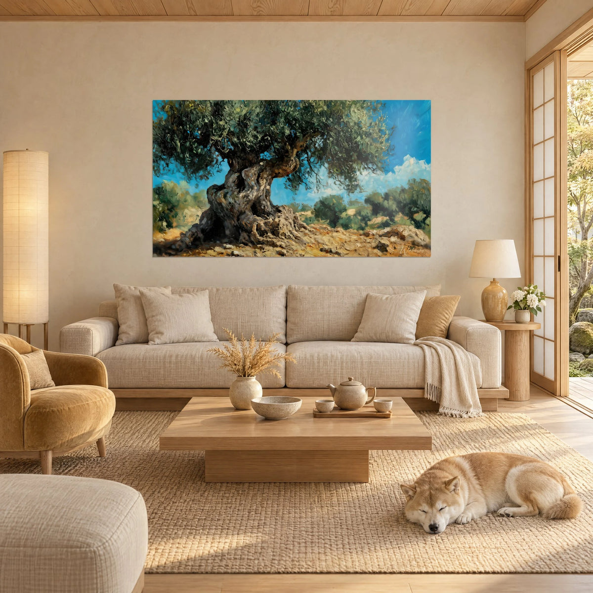 Tableau olivier noueux au feuillage vert-de-gris sous un ciel bleu vif, un Shiba endormi, au-dessus d'un canapé dans un salon lumineux
