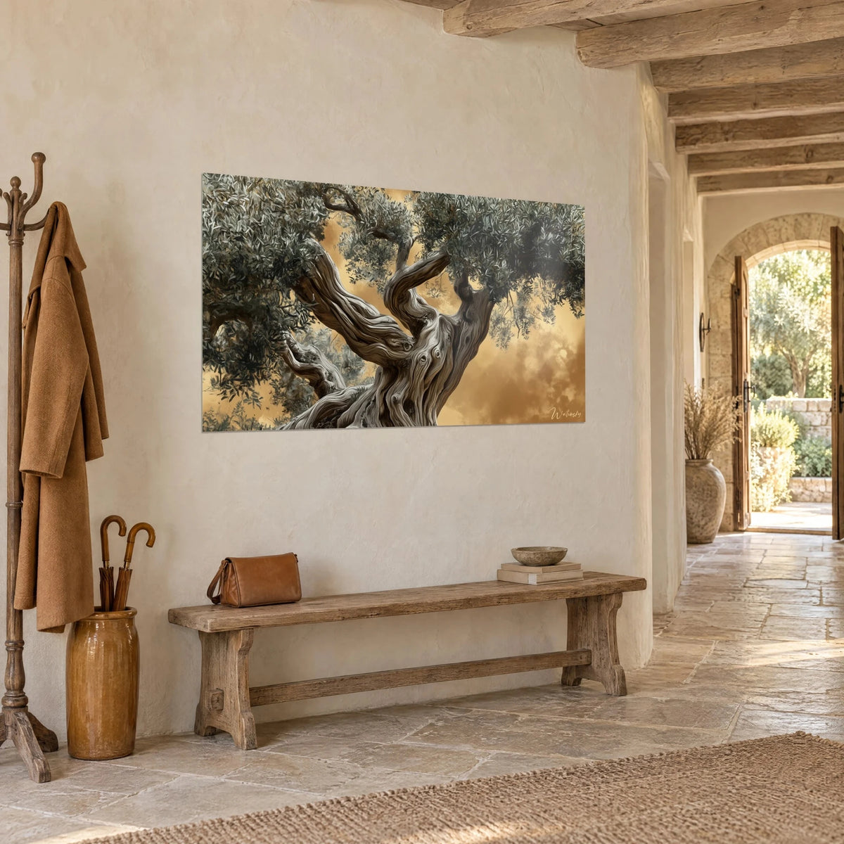 Tableau arbre millénaire aux branches sculptées en volutes grises, nuages caramel et or, mur chaulé d'une maison en pierre