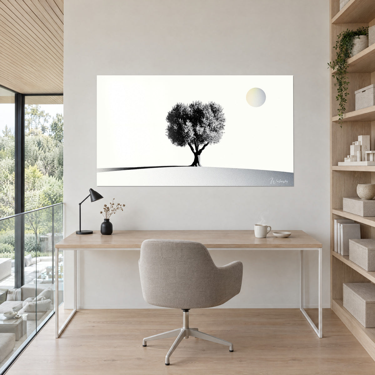 Tableau arbre méditerranéen au tronc tourmenté, noir sur fond ivoire, colline grise, face à un bureau en bois clair