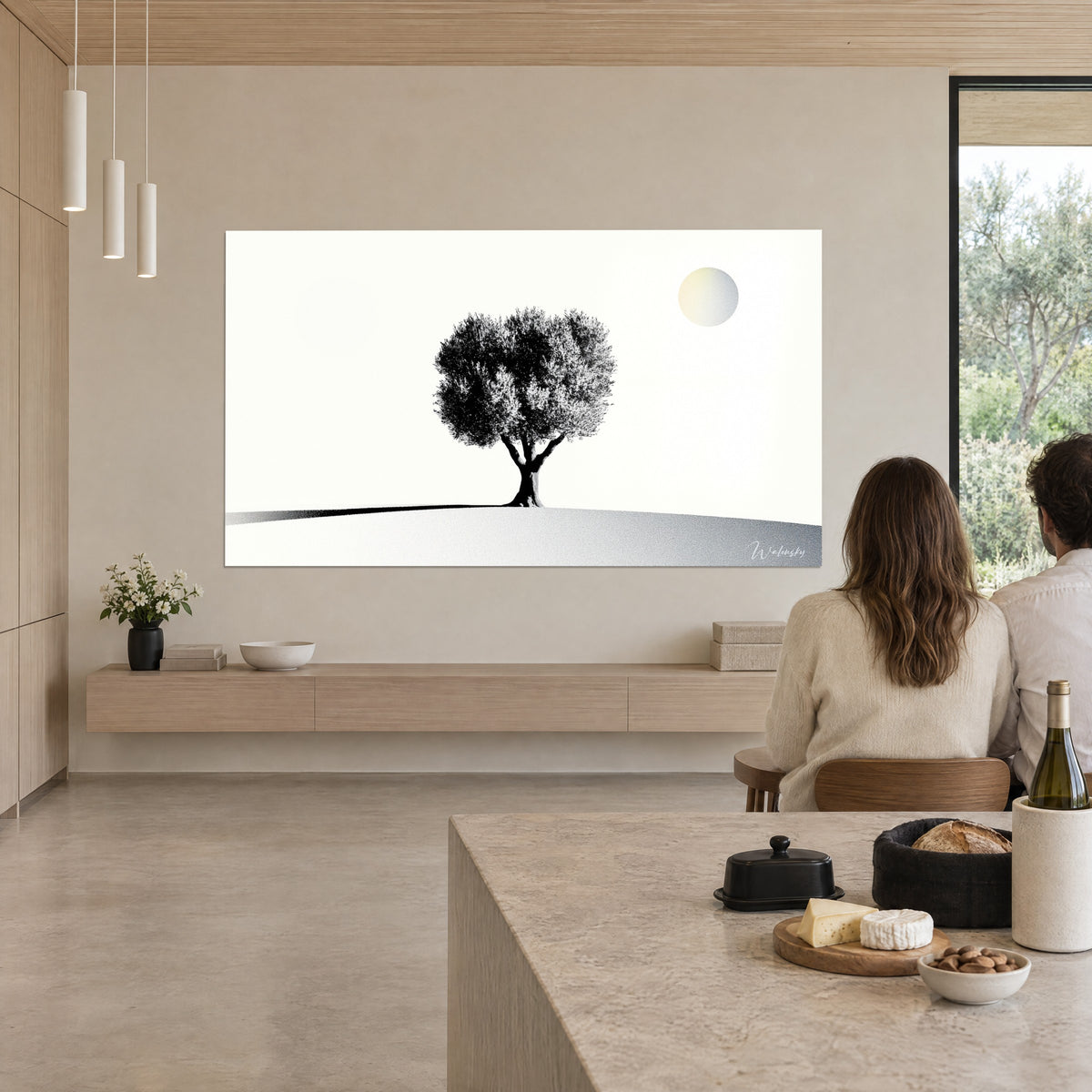 Tableau feuillage dense d'olivier en noir profond, ciel blanc cassé, soleil pâle, devant un couple attablé dans une cuisine ouverte