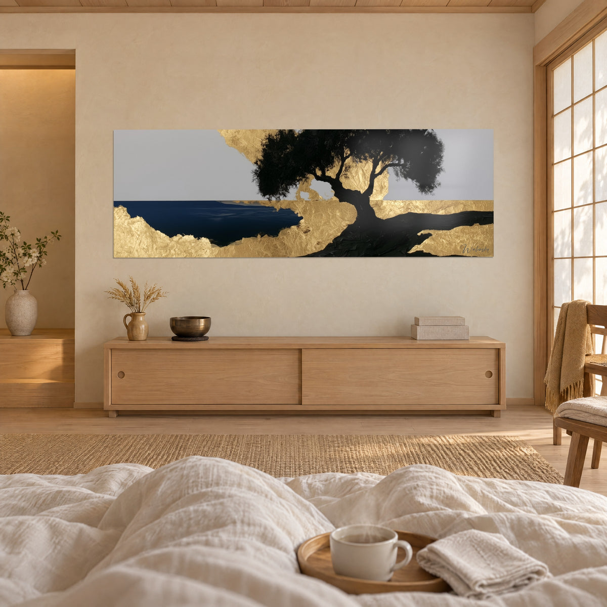 Tableau feuillage sombre d'olivier sur terre dorée froissée, mer marine et ciel gris clair, au-dessus d'un lit dans une chambre claire