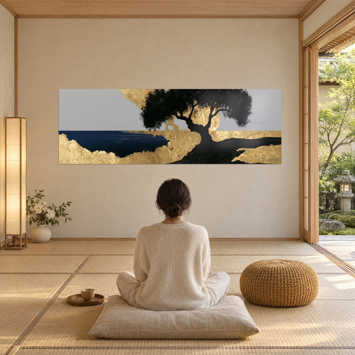 Tableau olivier d'encre noire, rivage de feuille d'or et horizon gris, contemplé de dos par une femme assise sur un coussin