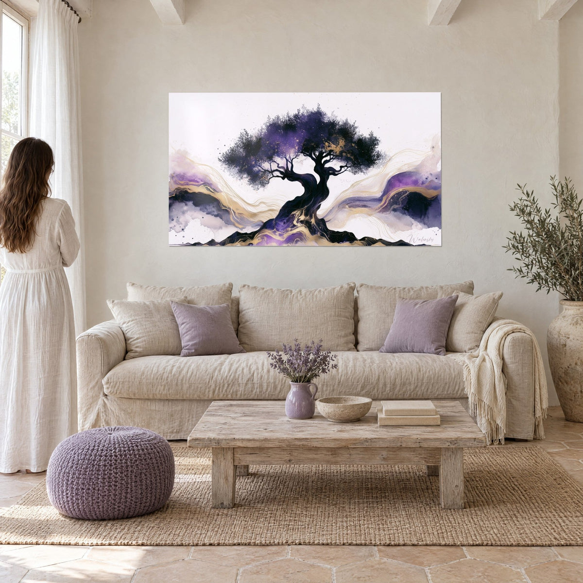 Gemälde knorriger Olivenbaum mit violettem Laub und Goldstaub auf Tintenwellen, über einem Sofa in einem hellen Wohnzimmer