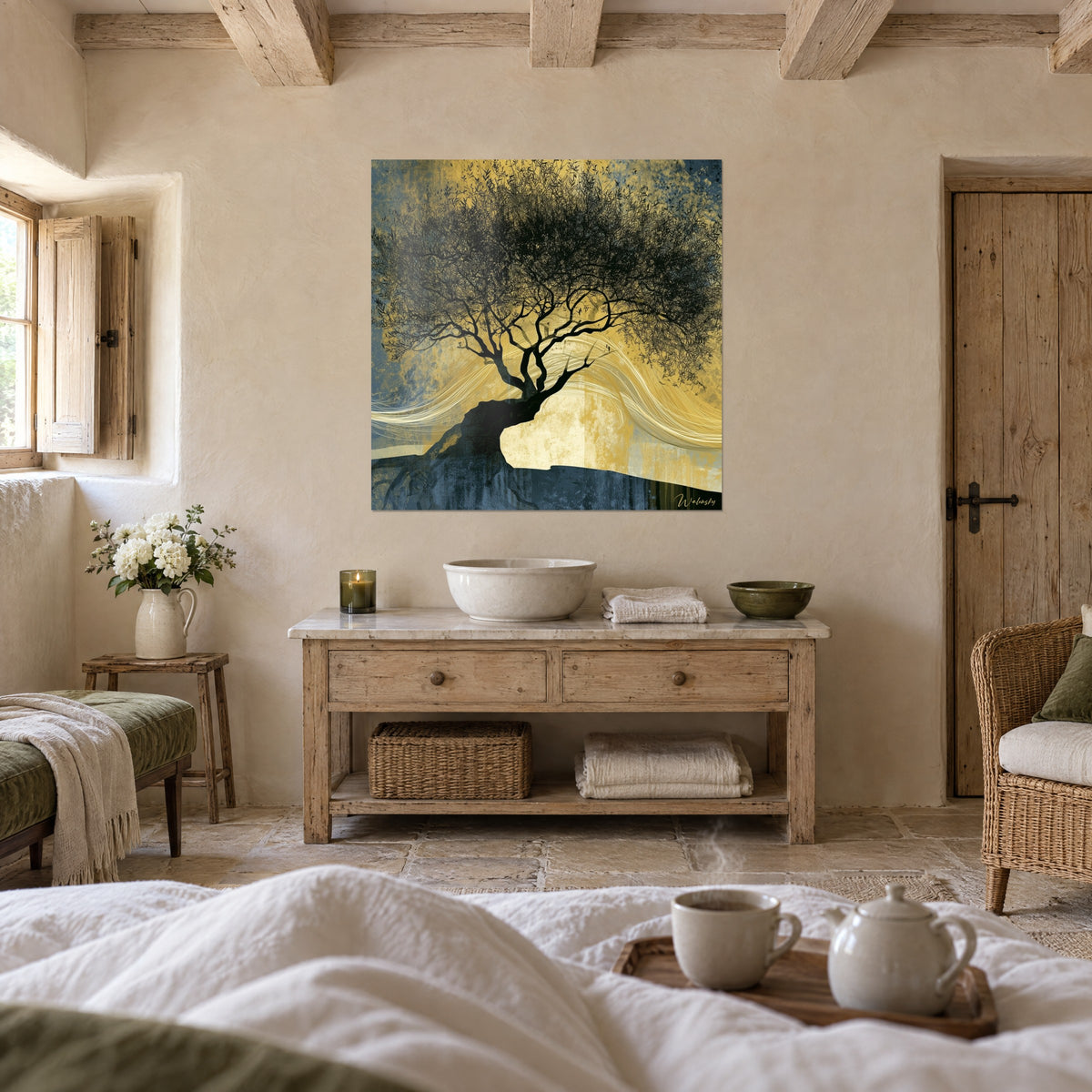 Cuadro silueta de olivo con finas ramas negras, amarillo ocre y gris azulado, colgado sobre una cama en un dormitorio luminoso