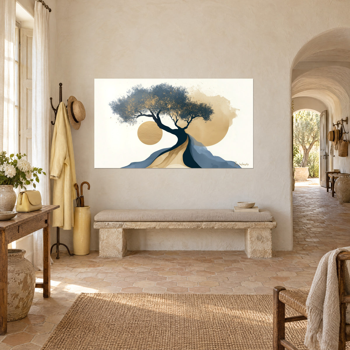 Schilderij kronkelige boom met middernachtblauwe stam, gouden schijf op crème achtergrond, lichte stenen muur, stenen bank, Provençaalse boerderij