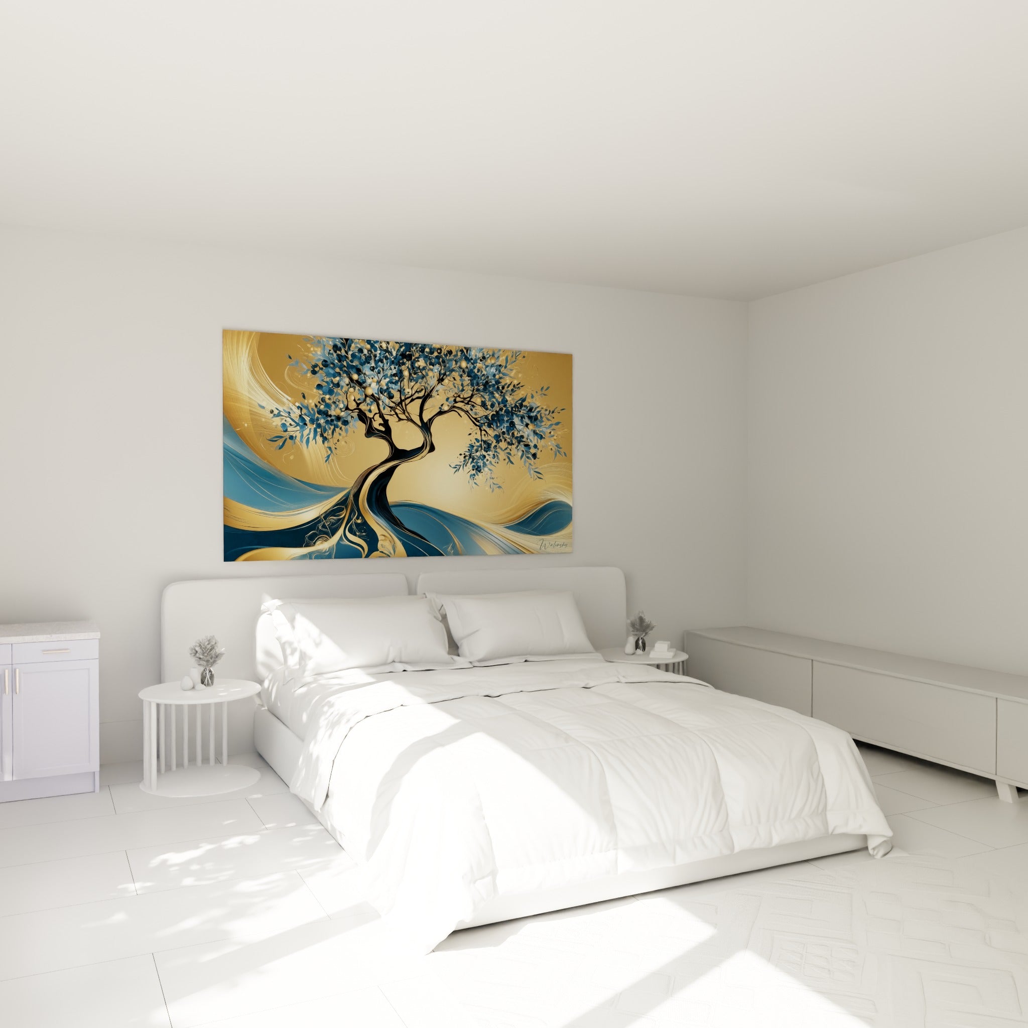 Arbre doré et bleu marine aux racines ondulantes, accroché au-dessus d'un lit dans une chambre claire