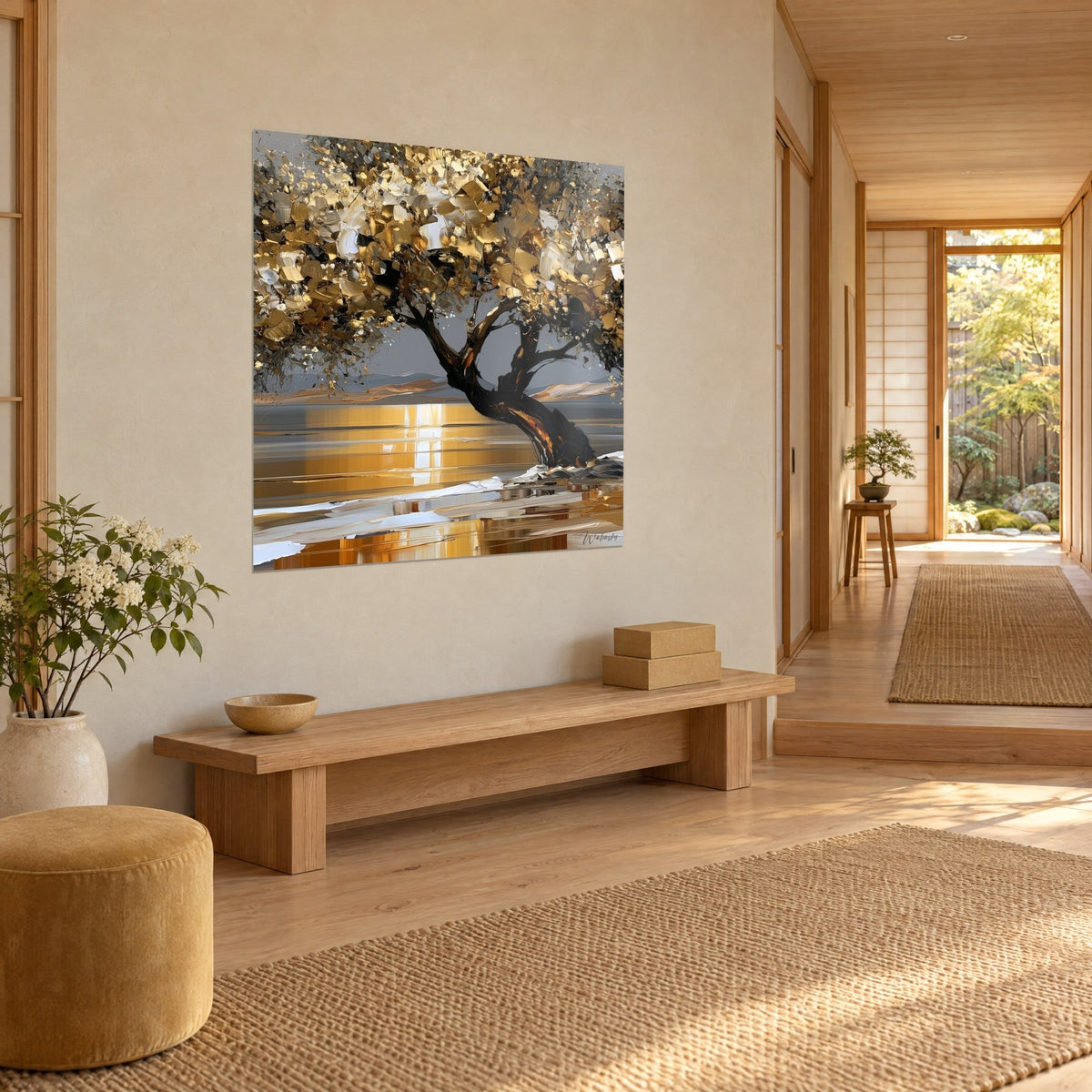 Gemälde goldener Baum mit schwarzem, verdrehtem Stamm, perlgrauer Himmel und kupferfarbene Reflexe auf dem Wasser, beige Wand eines Japandi-Flurs