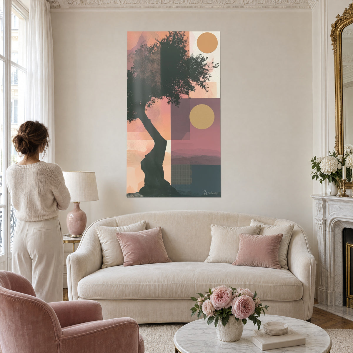 Gemälde verdrehter Olivenbaum als schwarze Silhouette, zwei ockerfarbene Sonnen vor terrakottafarbenem und rosa Hintergrund, über einem Sofa in einem hellen Wohnzimmer