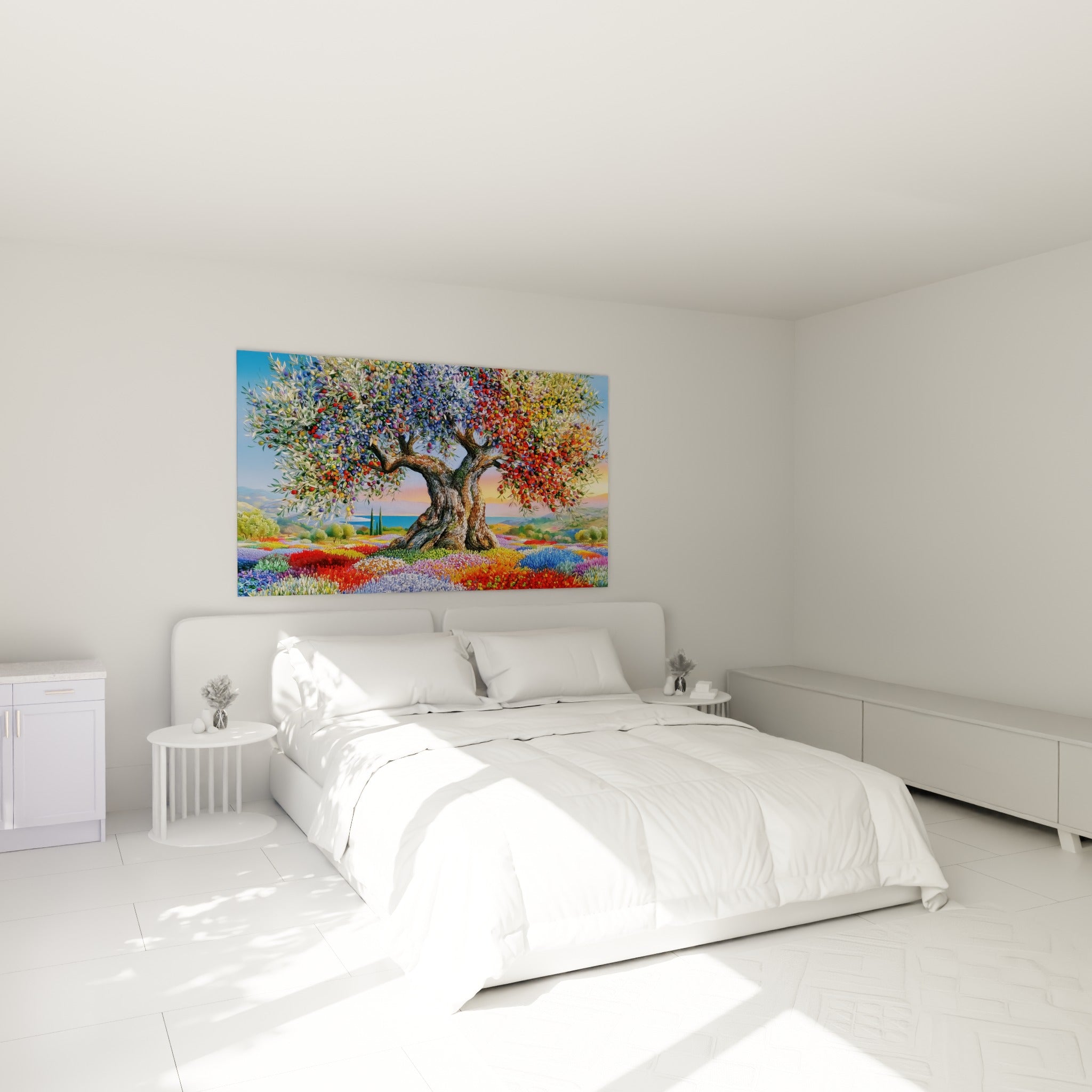 Arbre fleuri aux teintes rouges et bleues au-dessus d'un lit dans une chambre claire