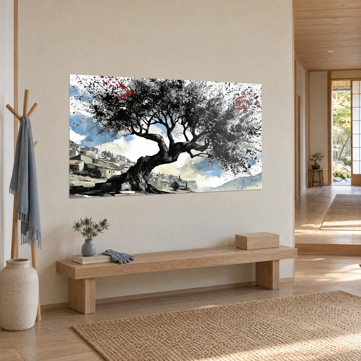 Schilderij eeuwenoude boom in zwarte inkt, karmijnrode vlekken en blauwe wolken, drie-kwart zicht boven een bank van licht hout