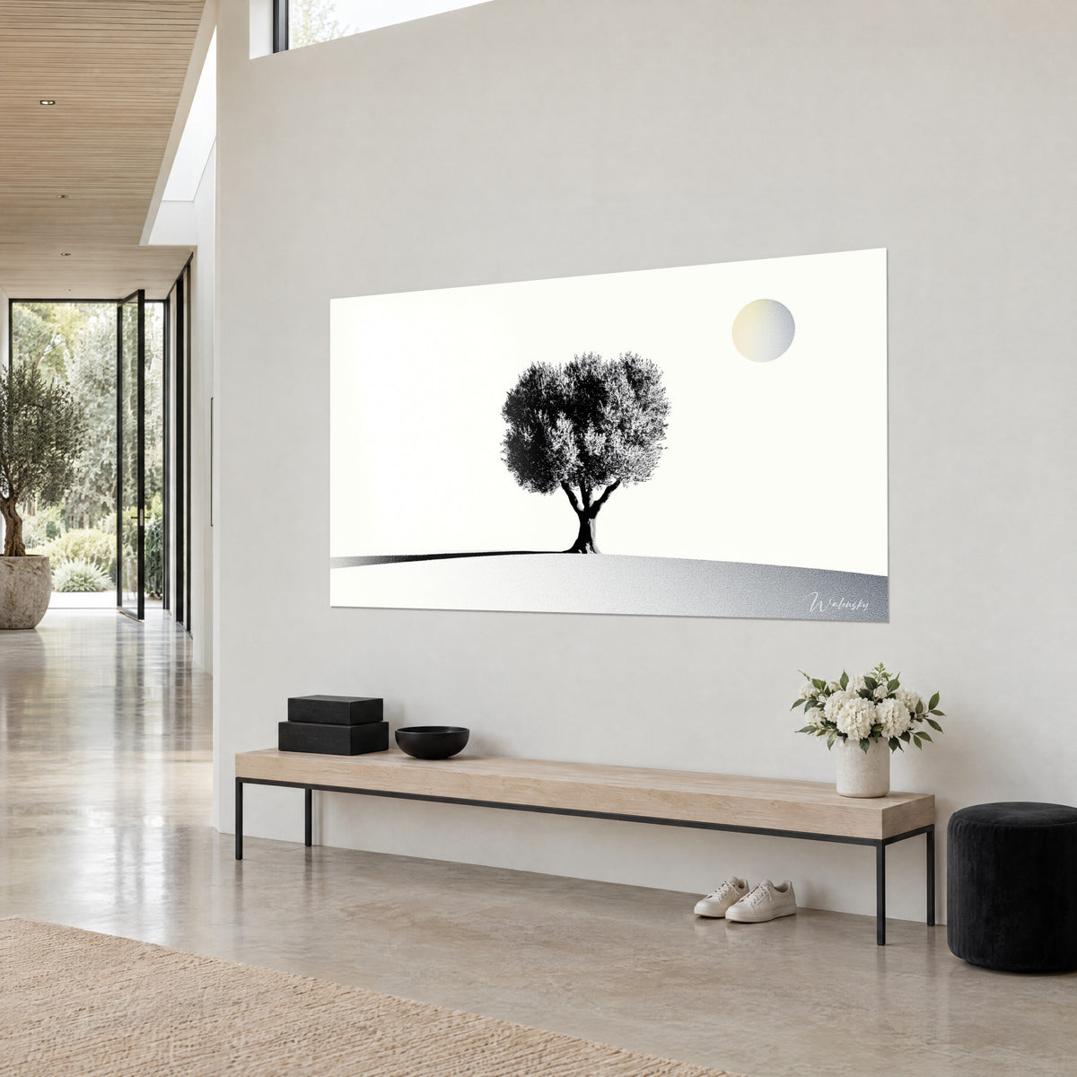 Tableau arbre centenaire à la ramure sombre et grenue, ciel crème, soleil jaune pâle, en vue de trois-quarts sur un mur clair