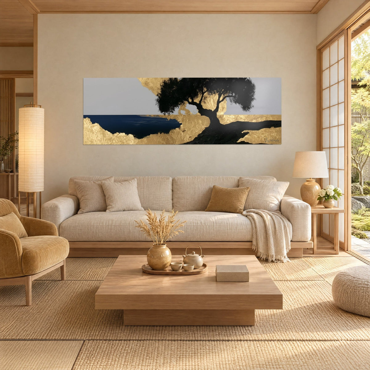 Quadro olivo nero dai rami folti su una riva di foglia d'oro e mare blu notte, sopra un divano in un soggiorno luminoso