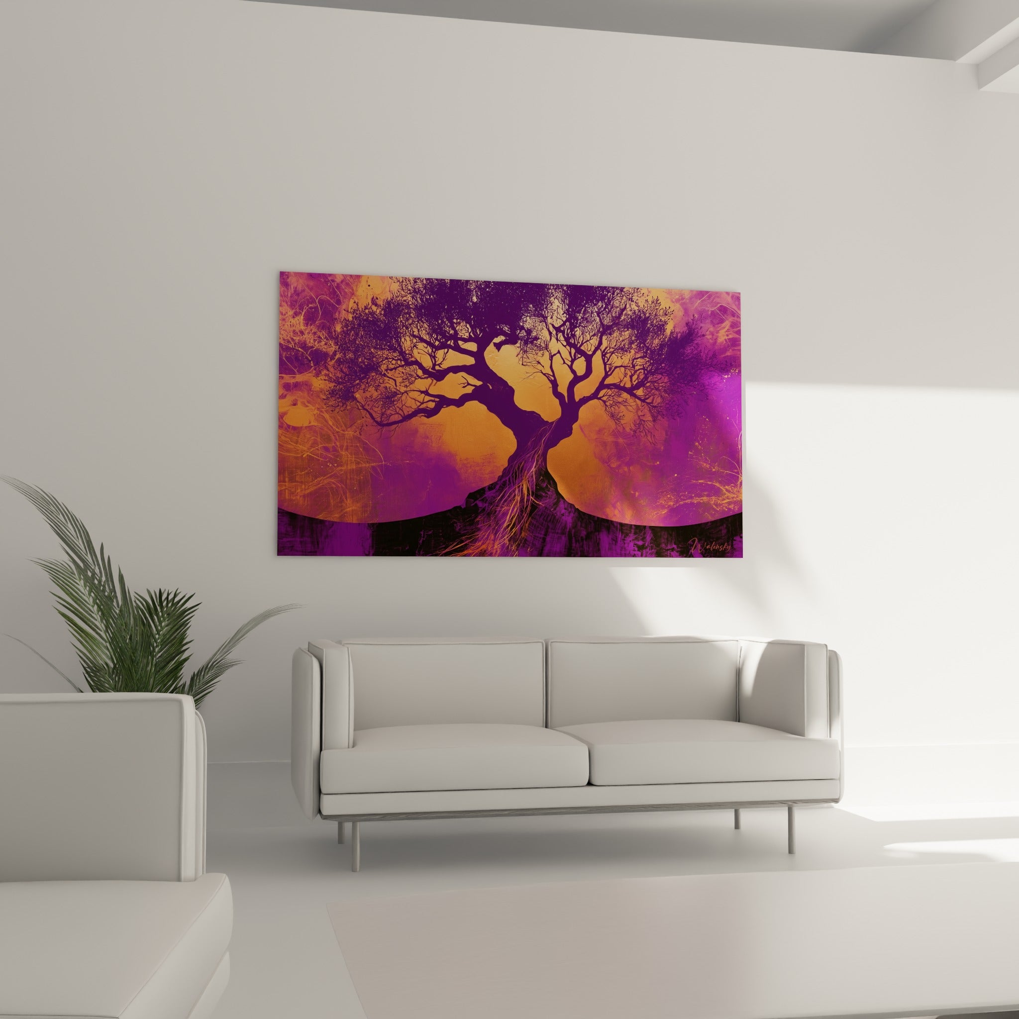 Arbre noueux violet et doré aux racines lumineuses, suspendu au-dessus d'un canapé dans un salon lumineux
