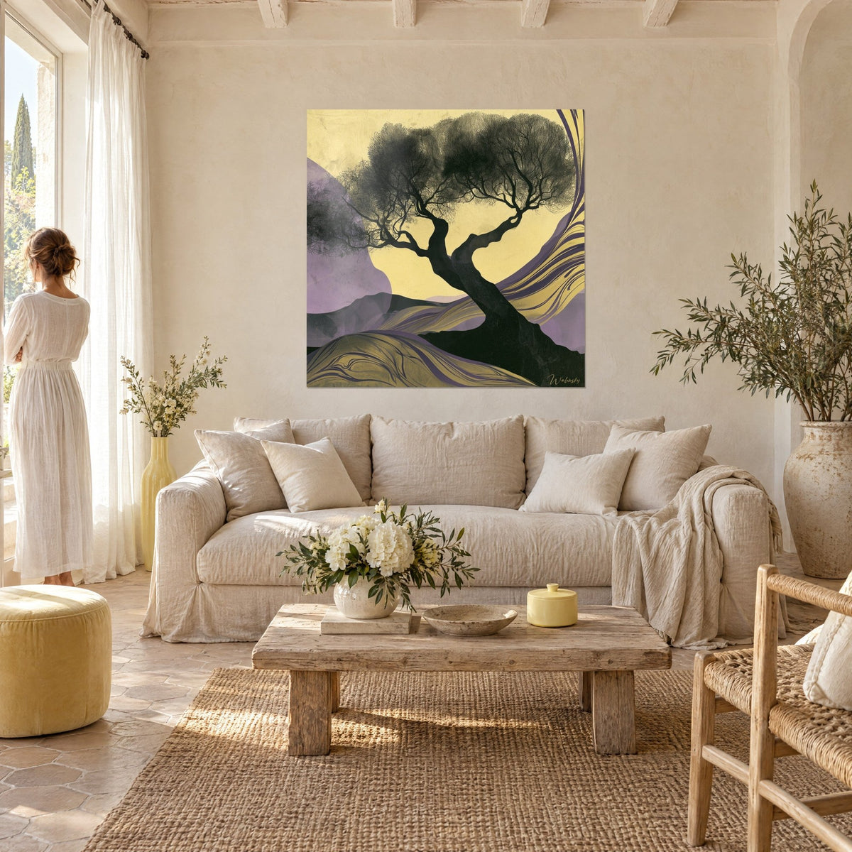 Tableau olivier noir aux branches fines sur ciel jaune pâle et collines mauves, au-dessus d'un canapé dans un salon lumineux