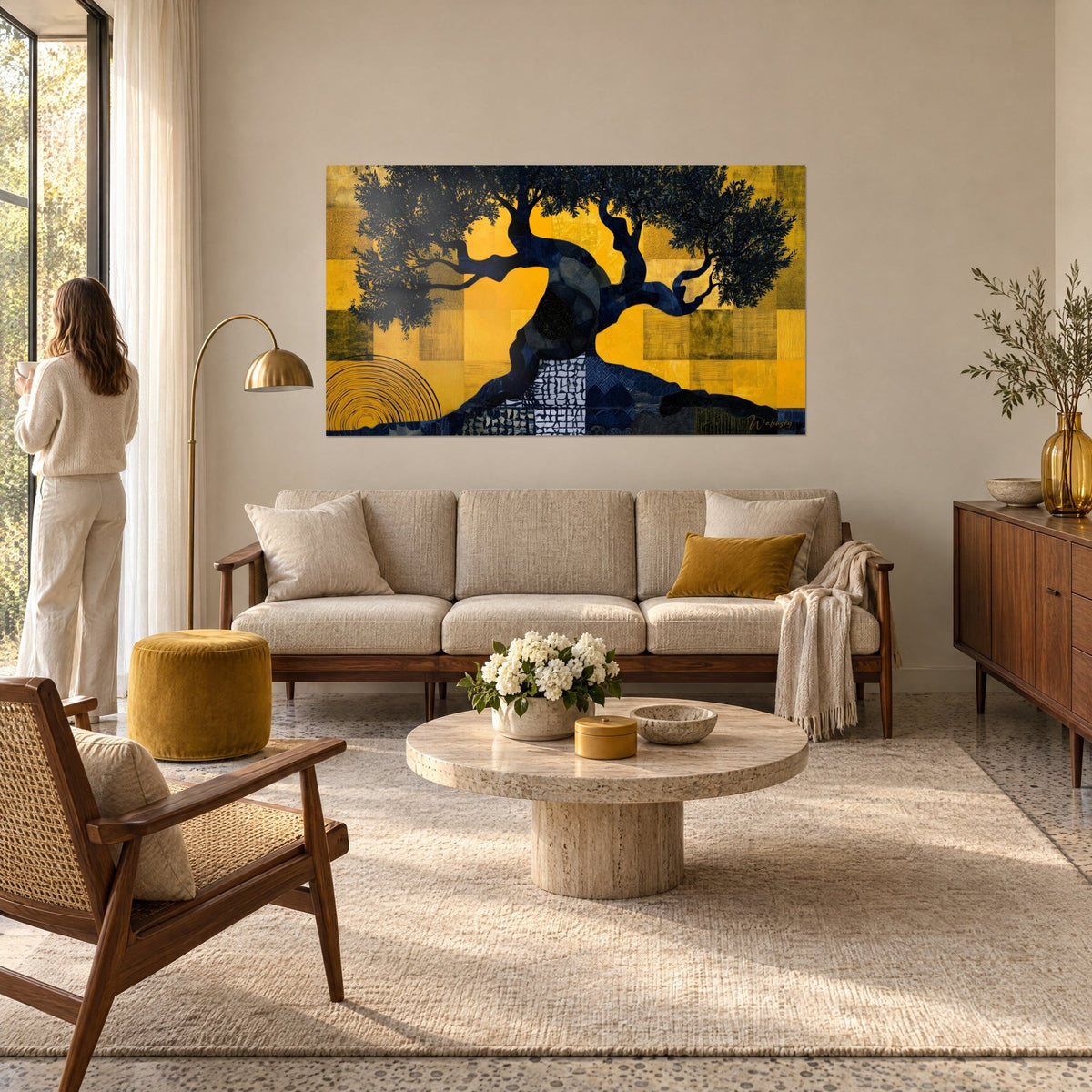 Gemälde schwarzer Olivenbaum mit verdrehtem Stamm auf senfgelbem Karomuster, goldene Spirale unten links, über einem Sofa in einem hellen Wohnzimmer
