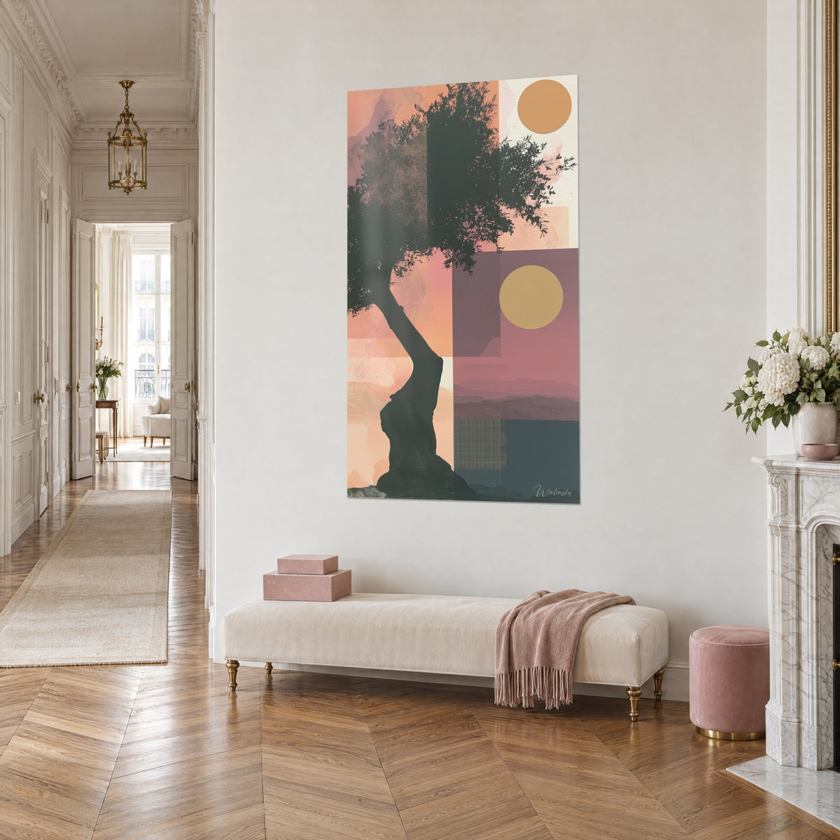 Gemälde Mittelmeerbaum mit knorrigem Stamm, Flächen in gepudertem Rosa und Pflaumenfarbe, zwei goldene Scheiben, aus Dreiviertelansicht in einem Pariser Altbauwohnzimmer