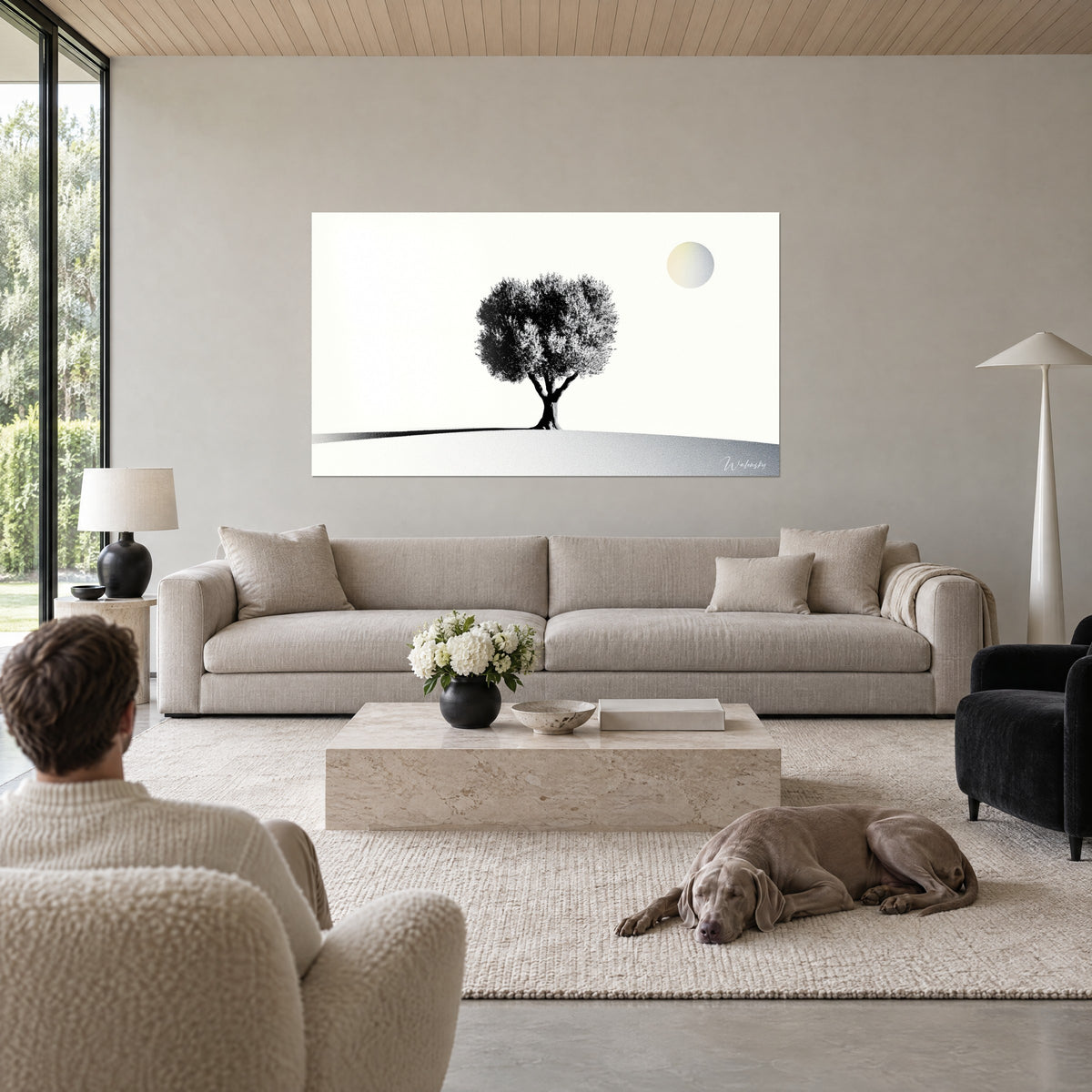 Tableau olivier noir trapu sous un soleil pâle, fond ivoire et colline grise, au-dessus d'un canapé dans un salon lumineux