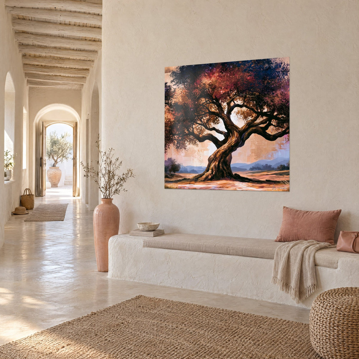 Cuadro de árbol nudoso con ramas oscuras, copa roja y azul noche, colinas azuladas, en un pasillo abovedado de casa blanca