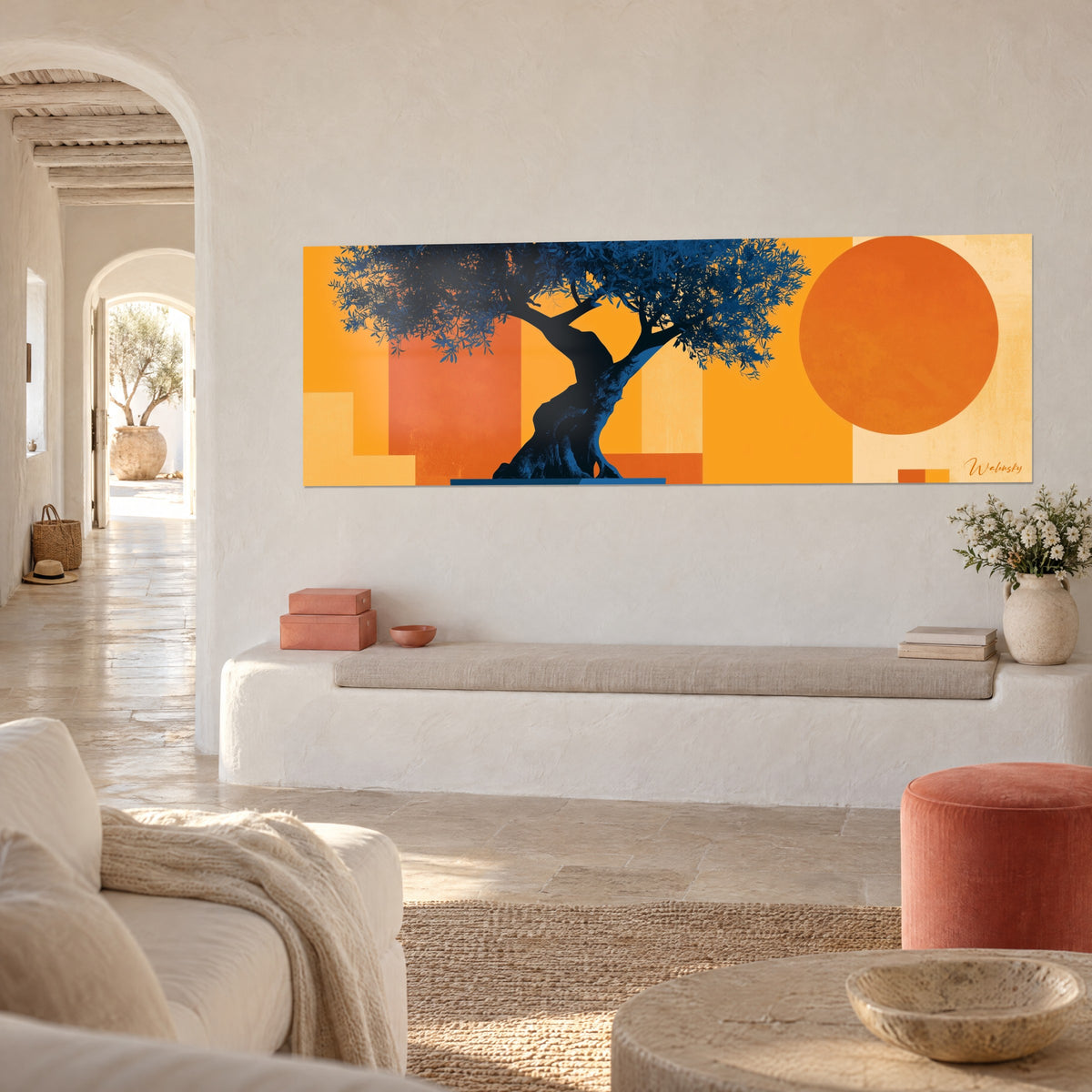 Gemälde verdrehter Baum in Indigo und orangefarbene Sonnenscheibe vor ockerfarbenen Formen, weiße gekalkte Wand eines mediterranen Hauses. Walensky