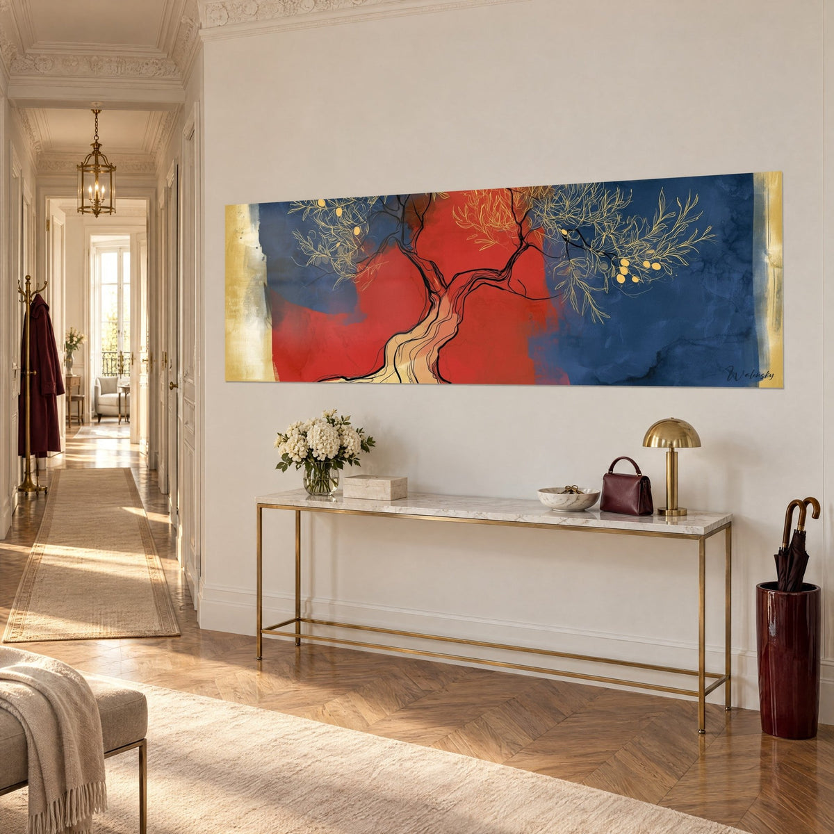 Cuadro de olivo con tronco beige veteado de negro, tonos rojos y azules, visto de tres cuartos encima de una consola
