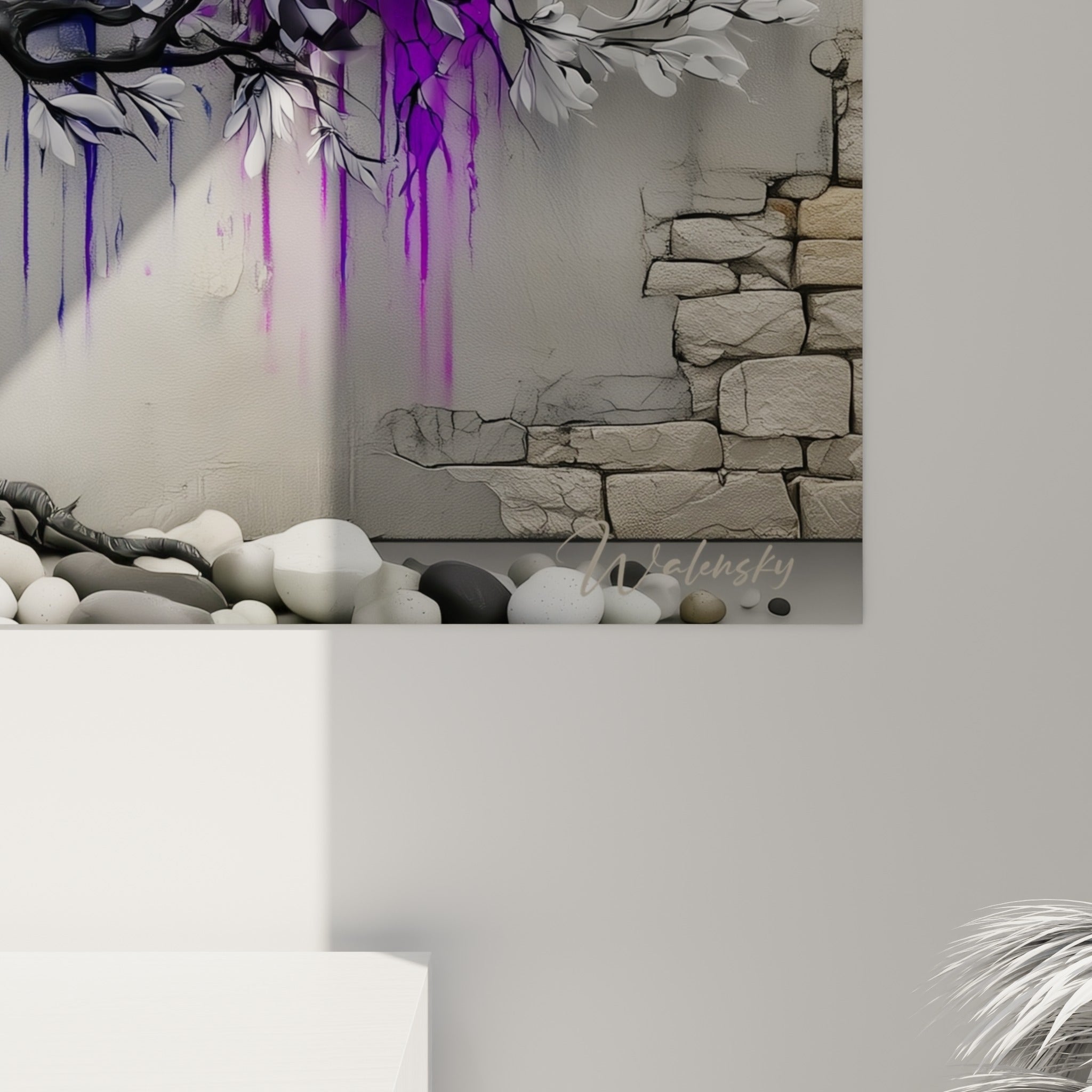 Coulures violettes et jaunes se mêlant aux fleurs blanches texturées, grain de peinture visible en gros plan