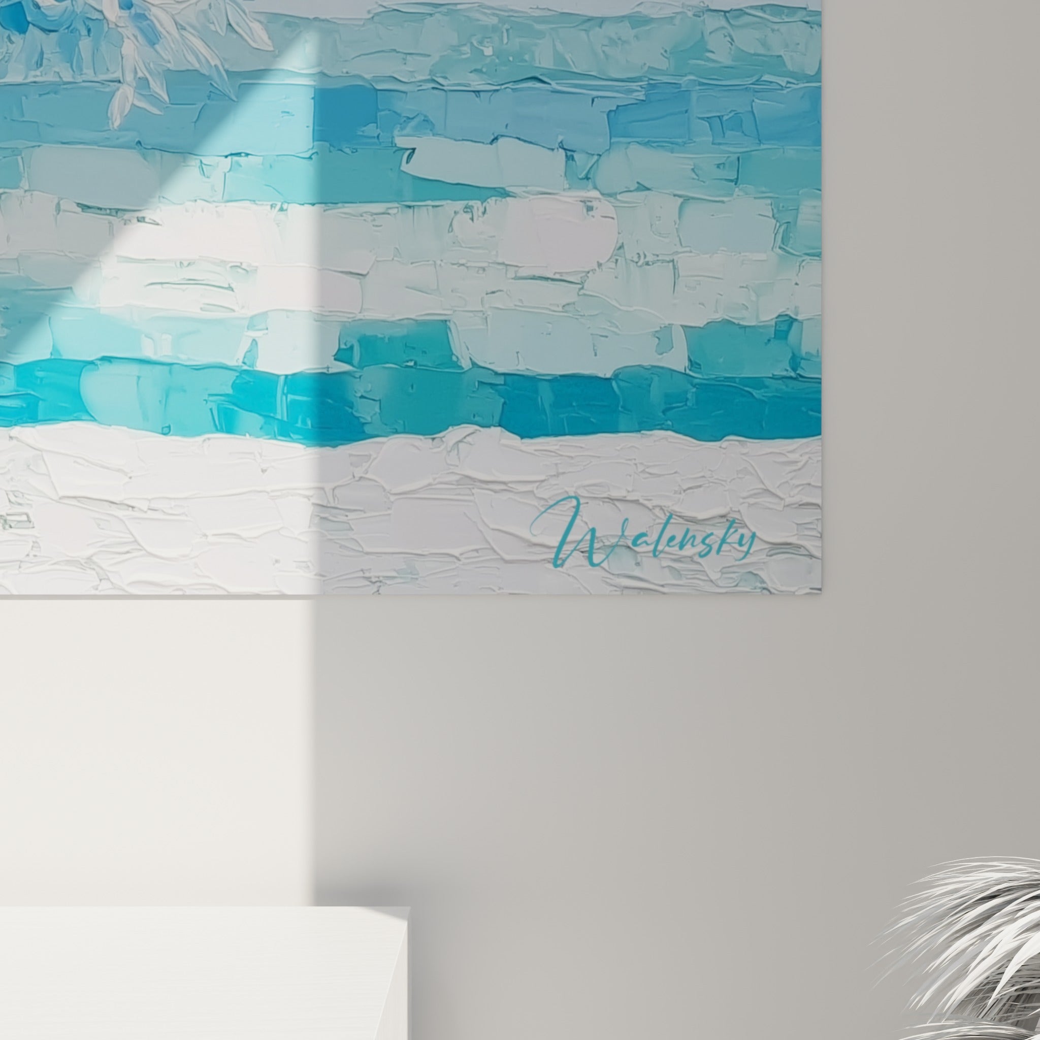 Empâtements épais de bleu turquoise et blanc sur écorce ocre, matière texturée visible en gros plan sur la toile