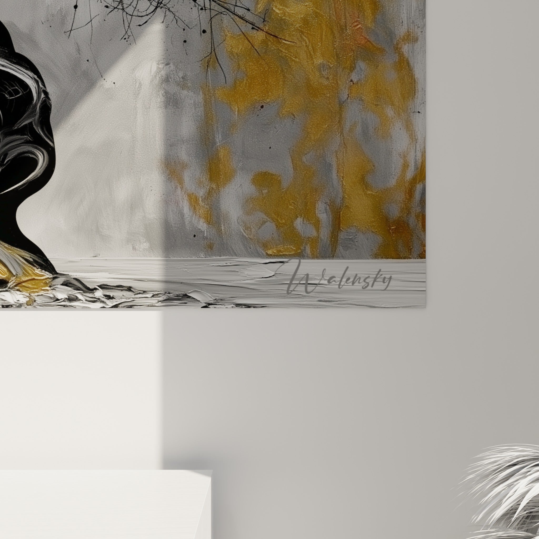 Matière picturale du tronc noir brillant et des éclats dorés visibles de près sur la toile