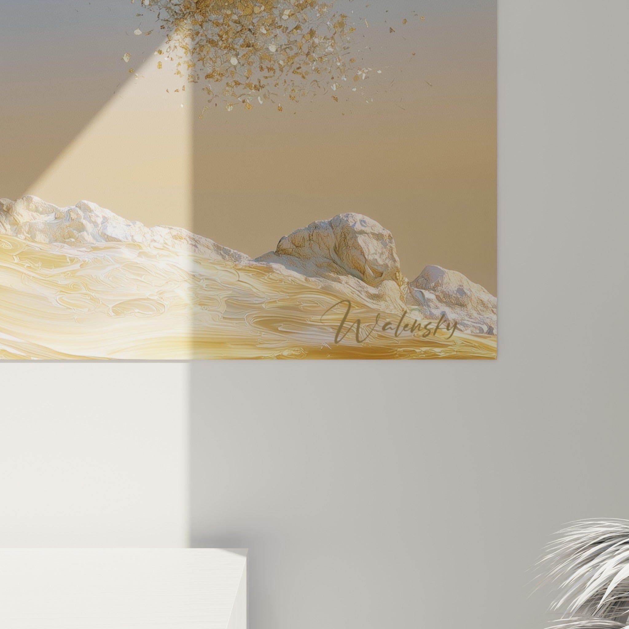 Détail du tronc doré sculpté, texture liquide et grains lumineux se mêlant aux rochers blancs
