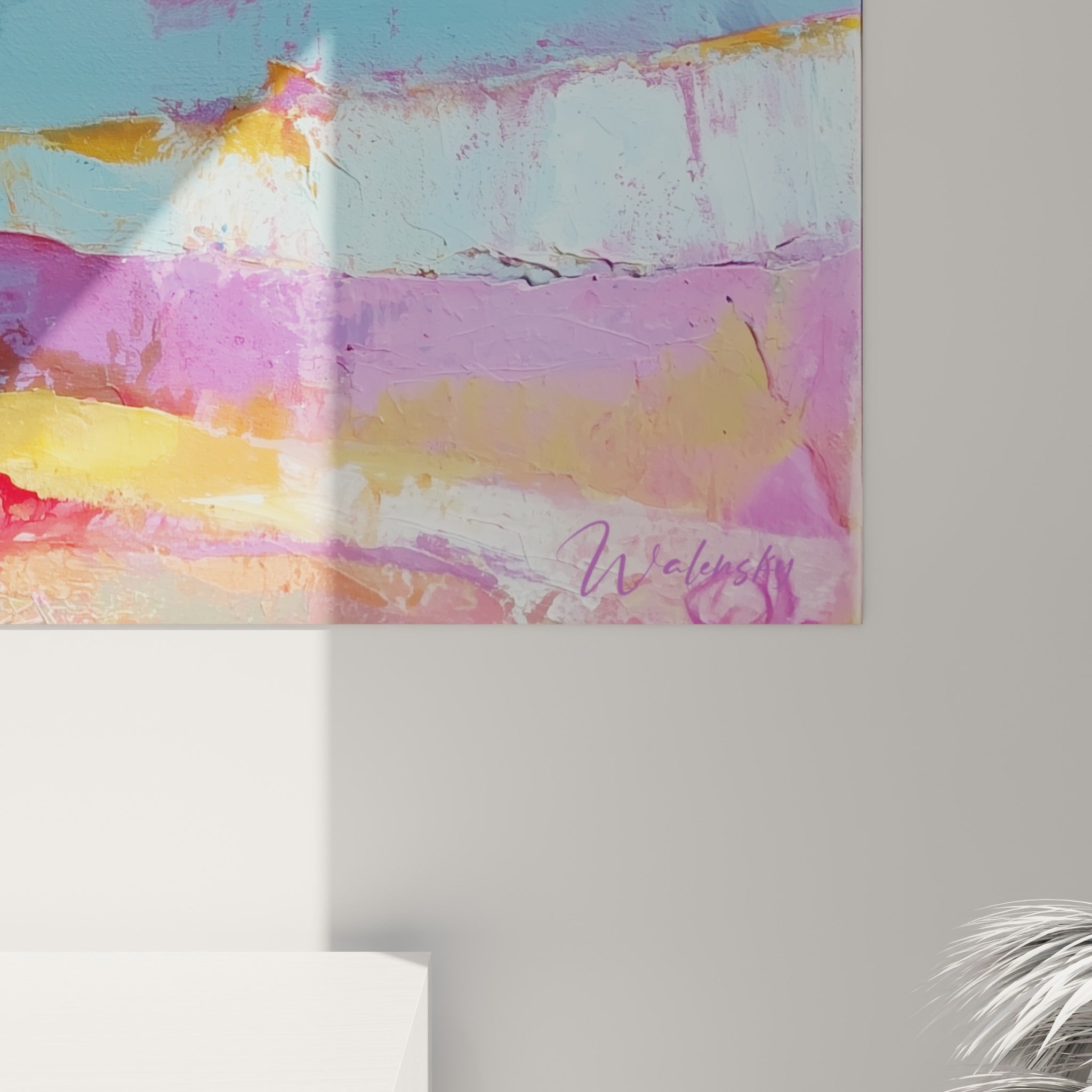 Empâtements dorés et coulures fuchsia se mêlant au feuillage bleu pastel de l'olivier peint