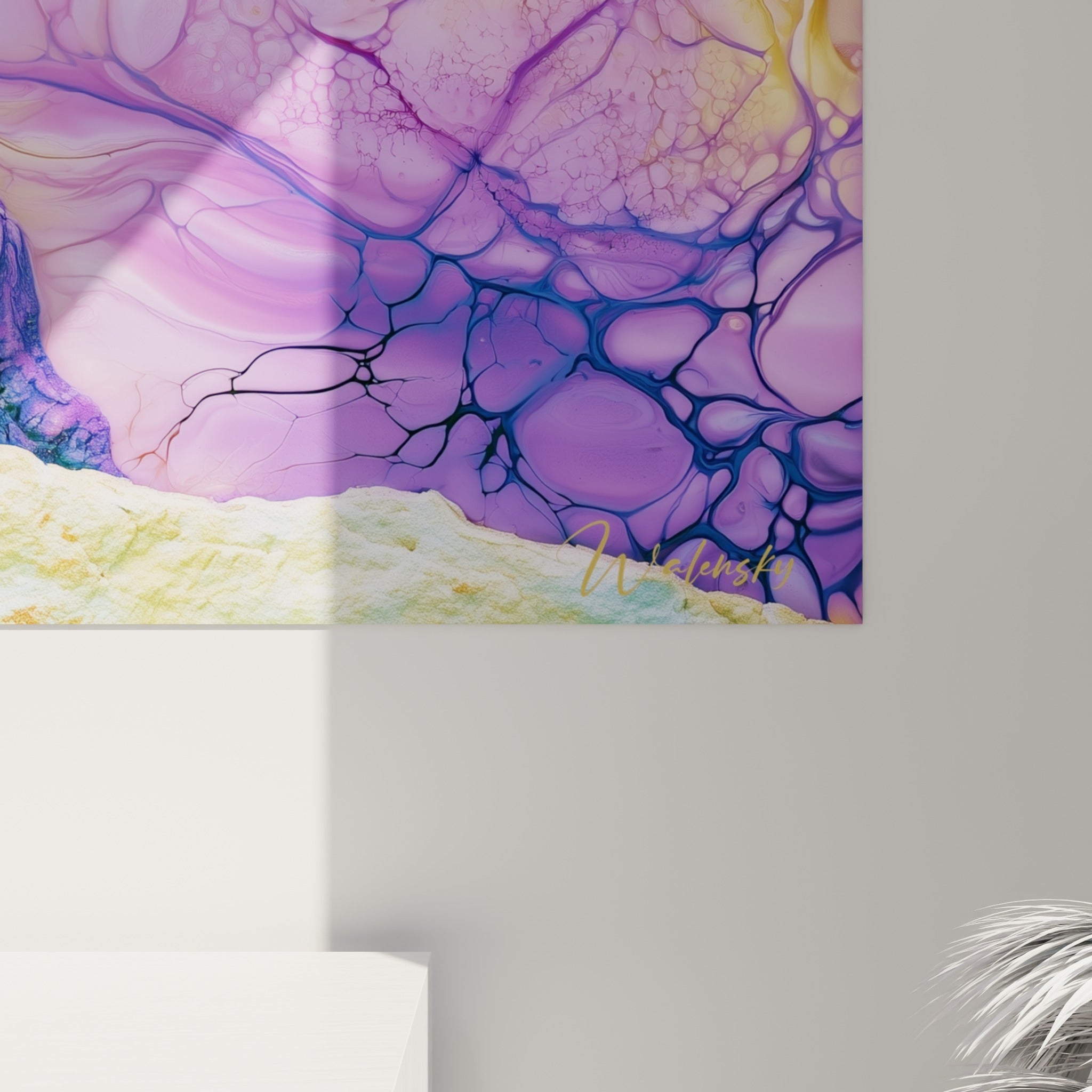 Détail du tronc violet texturé et des veines dorées fluides évoquant l'encre à l'alcool sur toile