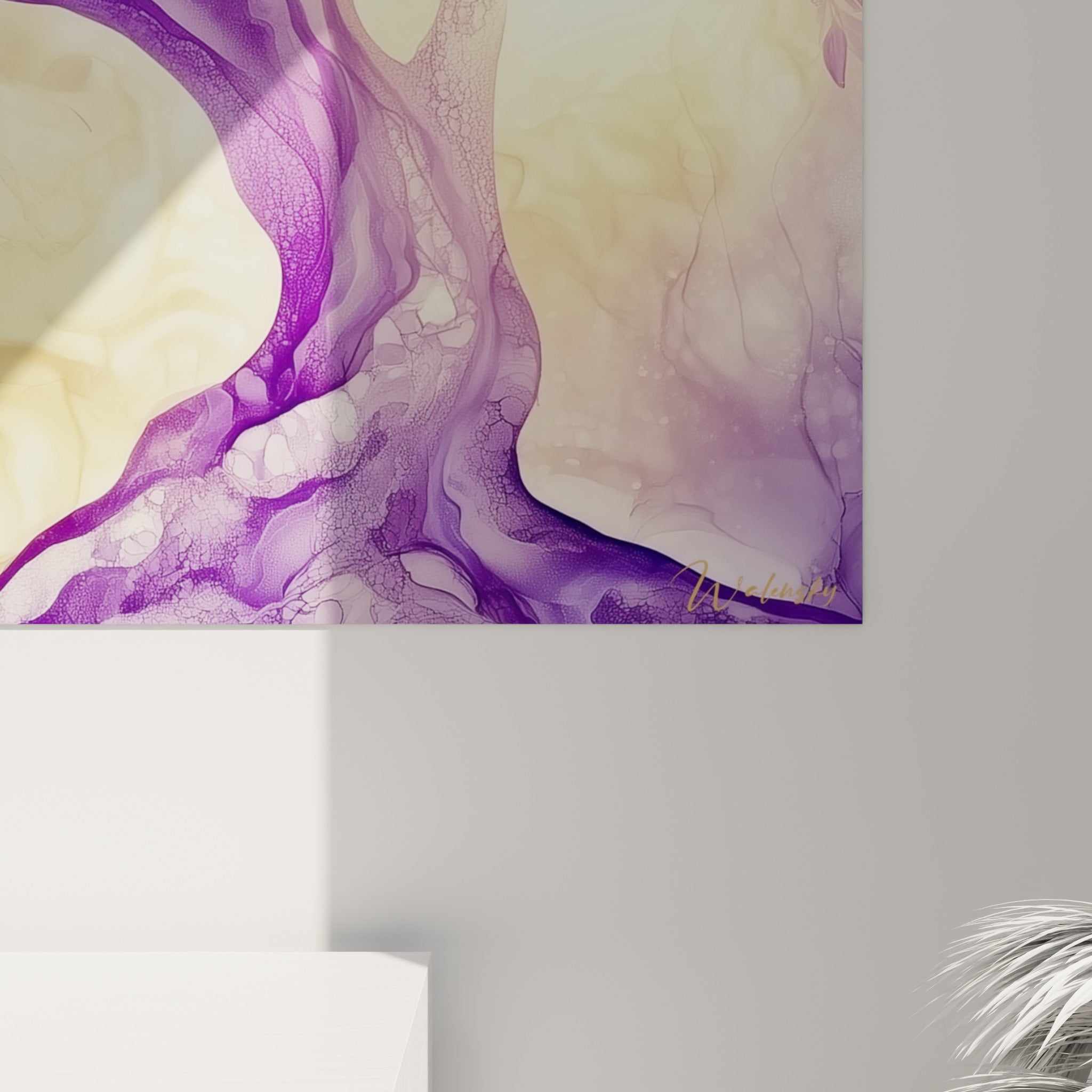 Grain de peinture visible sur l'écorce violette de l'olivier, coulures dorées et empâtements en gros plan