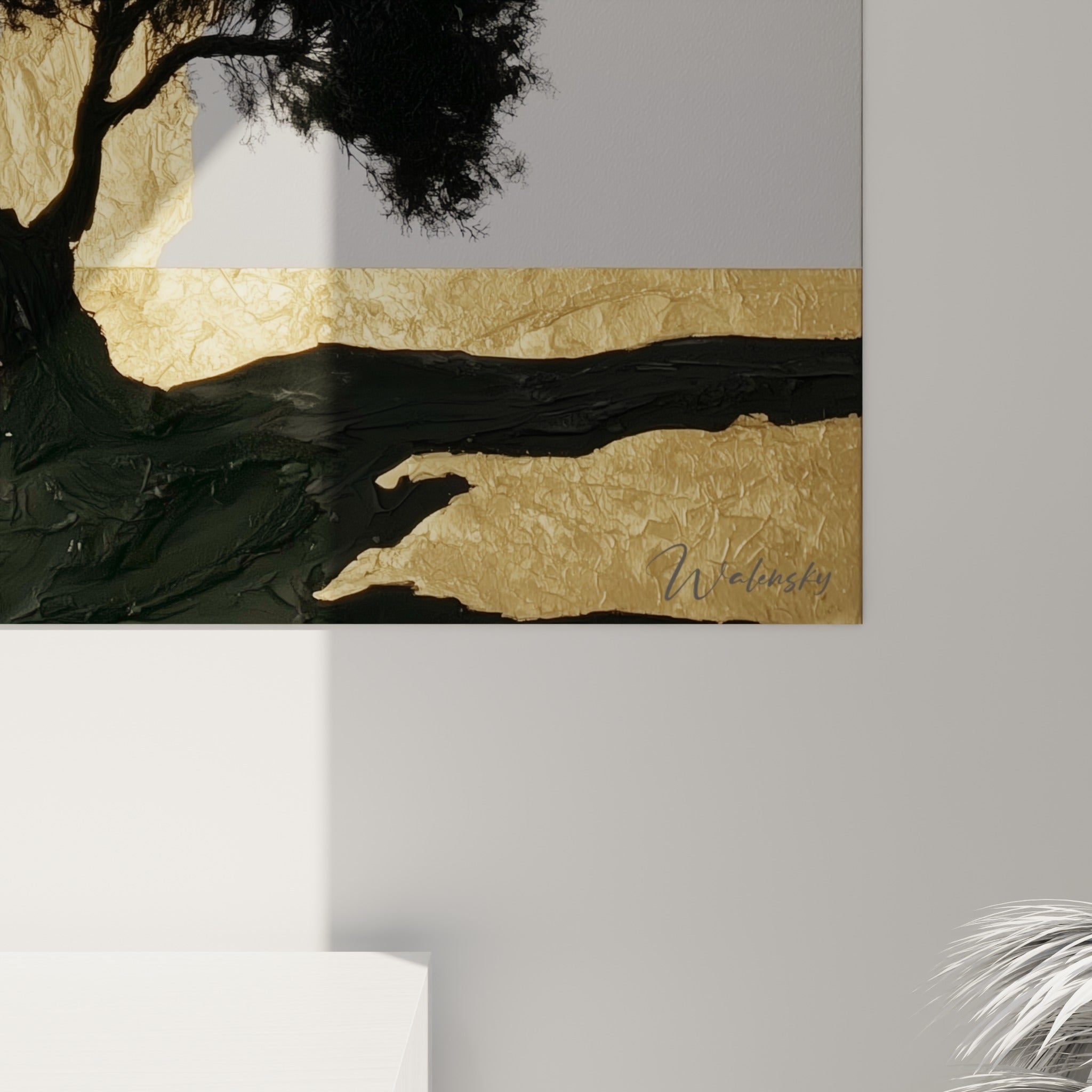 Détail de la feuille d'or froissée et du tronc noir texturé de cet olivier peint avec relief