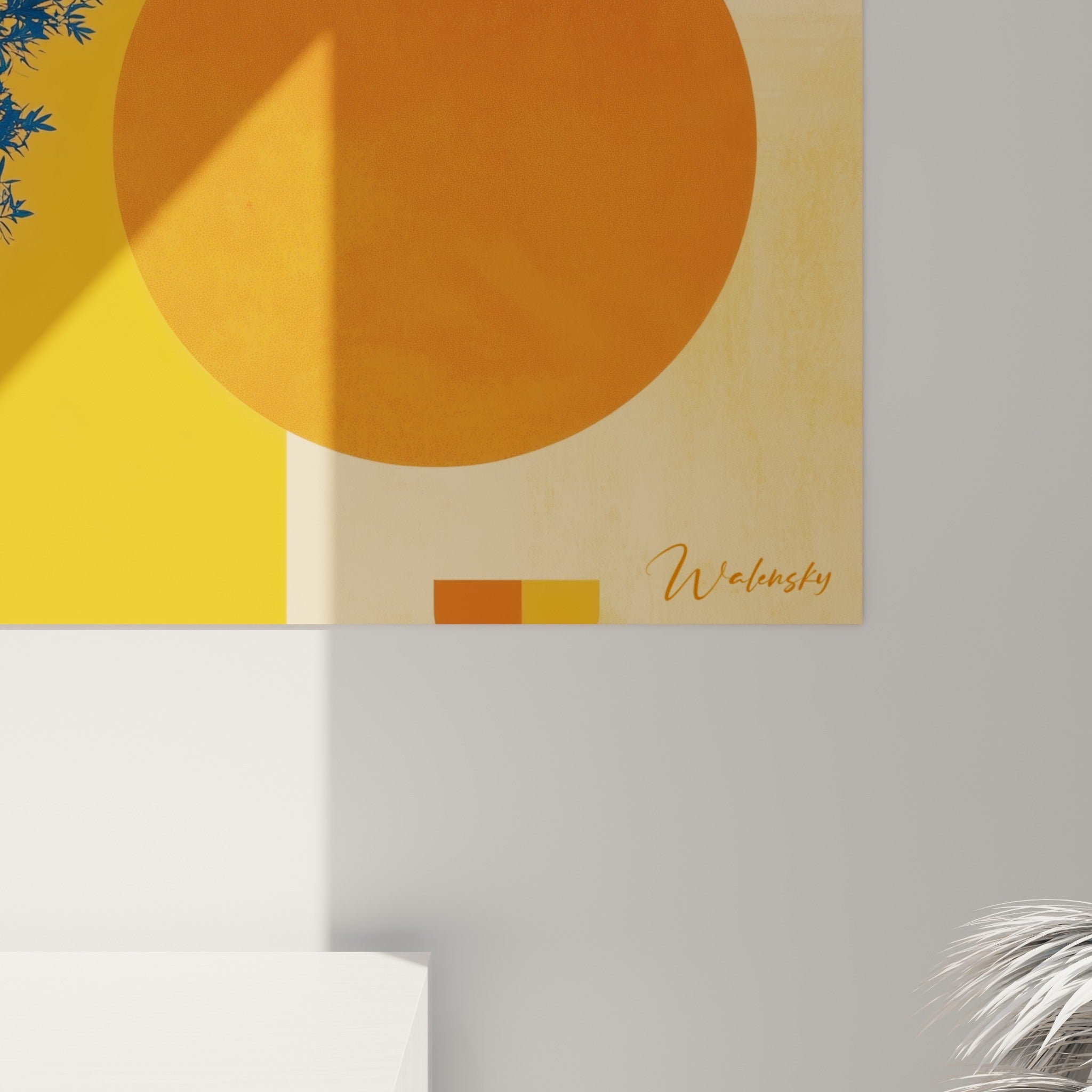 Détail du tronc bleu marine texturé et des blocs orange vif révélant le grain de l'impression