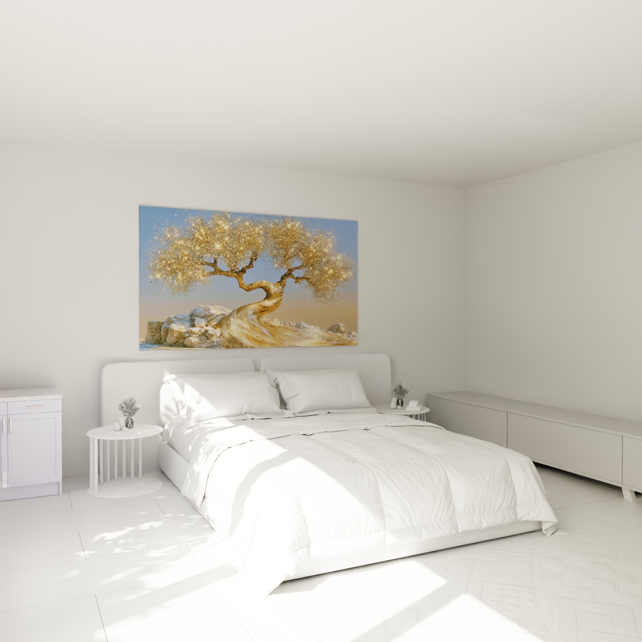 Arbre doré aux reflets lumineux et tronc sinueux placé au-dessus d'un lit dans une chambre claire