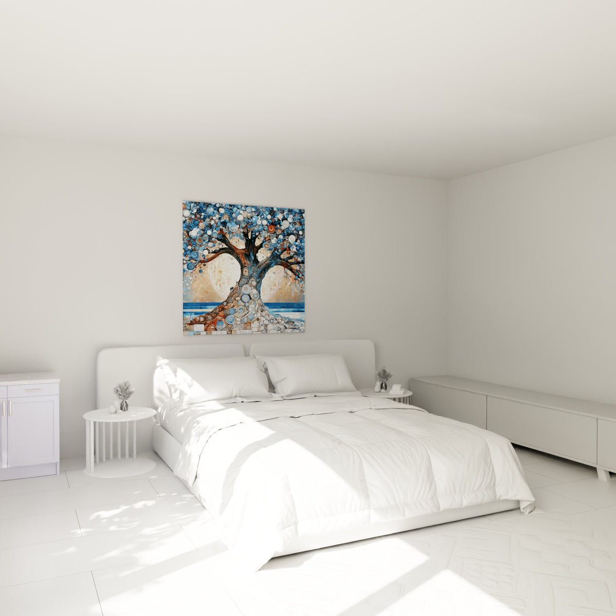 Arbre bleu marine et doré aux racines sculptées, accroché au-dessus d'un lit dans une chambre claire