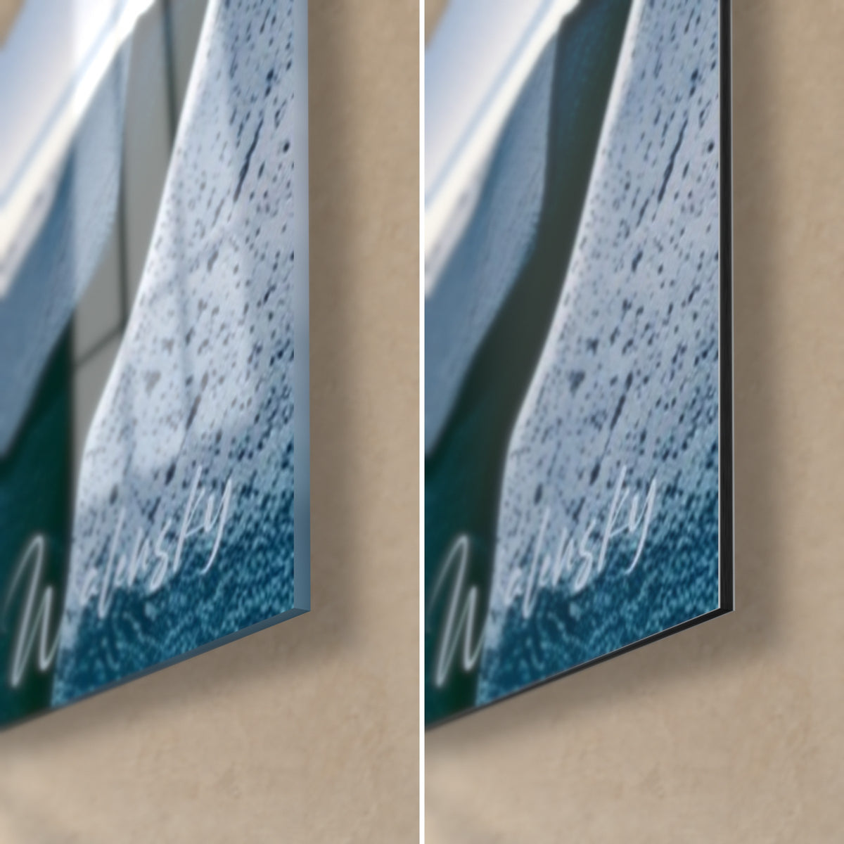 Schilderij van een olijventak in koningsblauw en goud, rechtsonder: glanzend acrylglas links, mat Dibond-aluminium rechts, rand van 3 mm