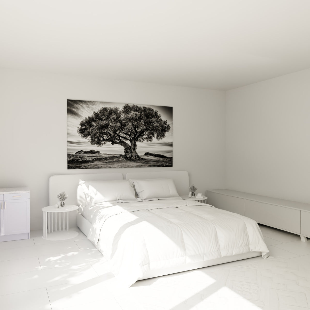 Arbre séculaire en noir et blanc, branches tourmentées et gris perle, au-dessus d'un lit dans une chambre claire