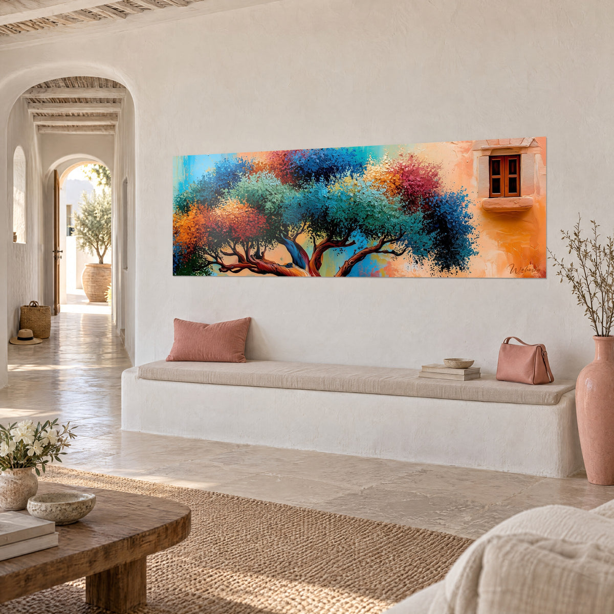 Quadro albero mediterraneo dalla chioma turchese e rosso mattone, persiane marroni su parete pesca in una casa luminosa