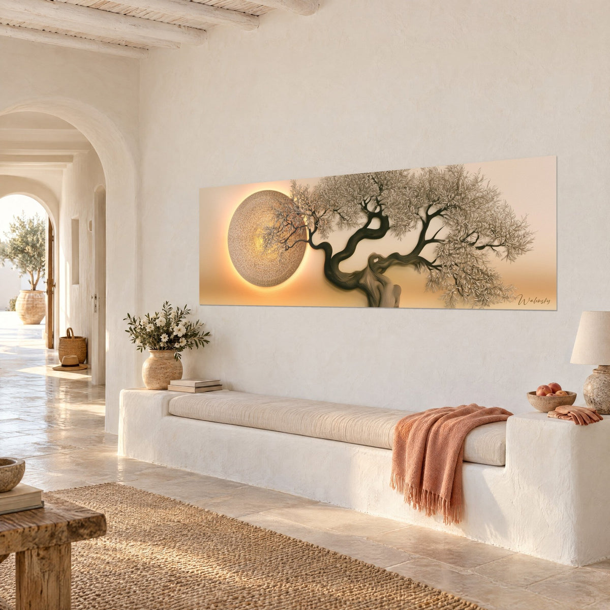 Gemälde Baum mit geschwungenen elfenbeinfarbenen und ebenholzfarbenen Ästen, strahlende bernsteinfarbene geflochtene Sonne, an einer weißen Wand eines mediterranen Hauses