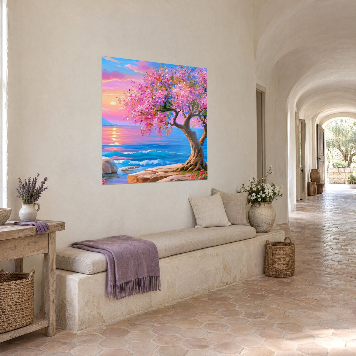 Tableau arbre fleuri aux grappes roses et violettes, tronc brun tordu, ciel orangé, dans un couloir voûté du mas