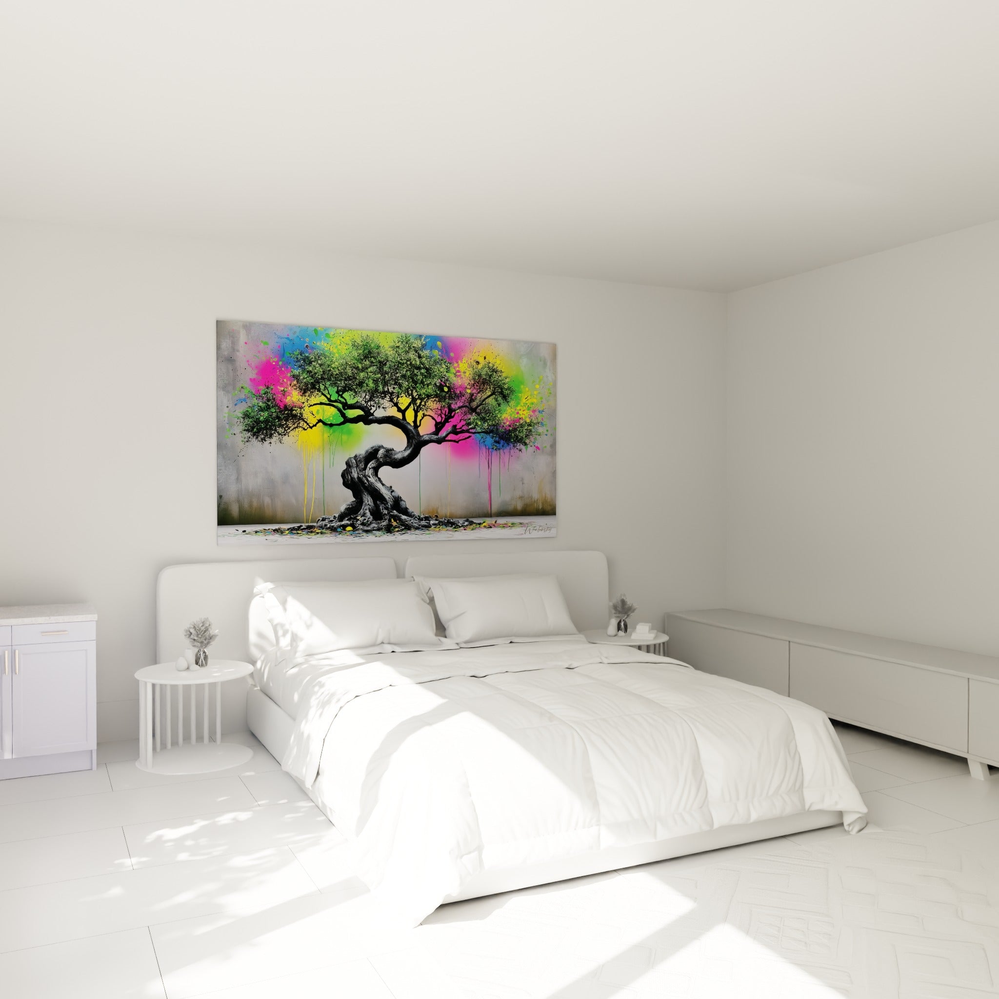 Branches noueuses de l'olivier noir et vert éclatant au-dessus d'un lit dans une chambre claire