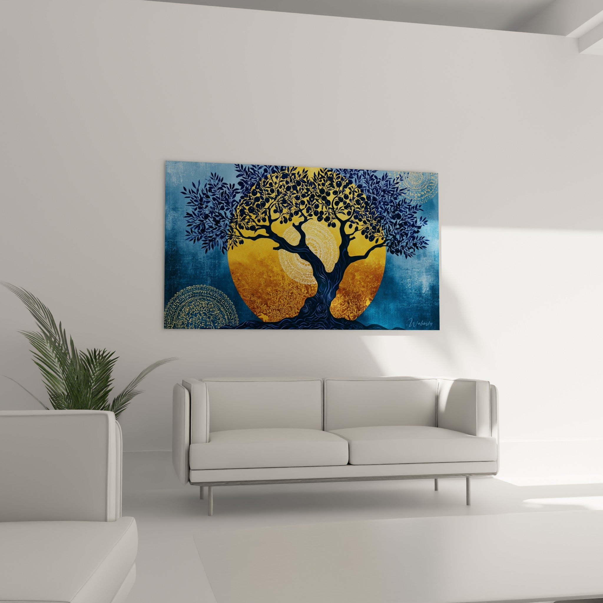 Silhouette d'olivier bleu indigo se détachant sur un soleil ocre, au-dessus d'un canapé dans un salon lumineux