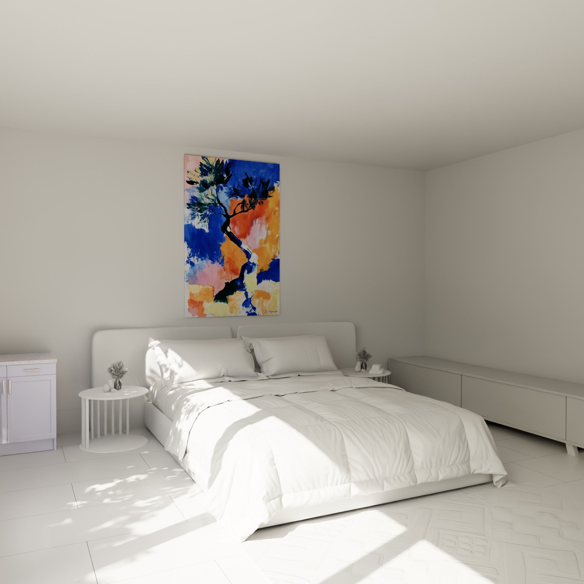 Branches noires d'un olivier bleu et orange accrochées au-dessus d'un lit dans une chambre claire